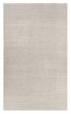 Alfombra sólida de textura contemporánea sobredimensionada en tonos marfil de Rug & Kilim