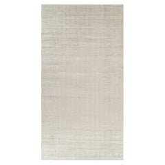 Rug 
Kilim è un tappeto a tinta unita oversize con texture contemporanea nei toni del beige chiaro
