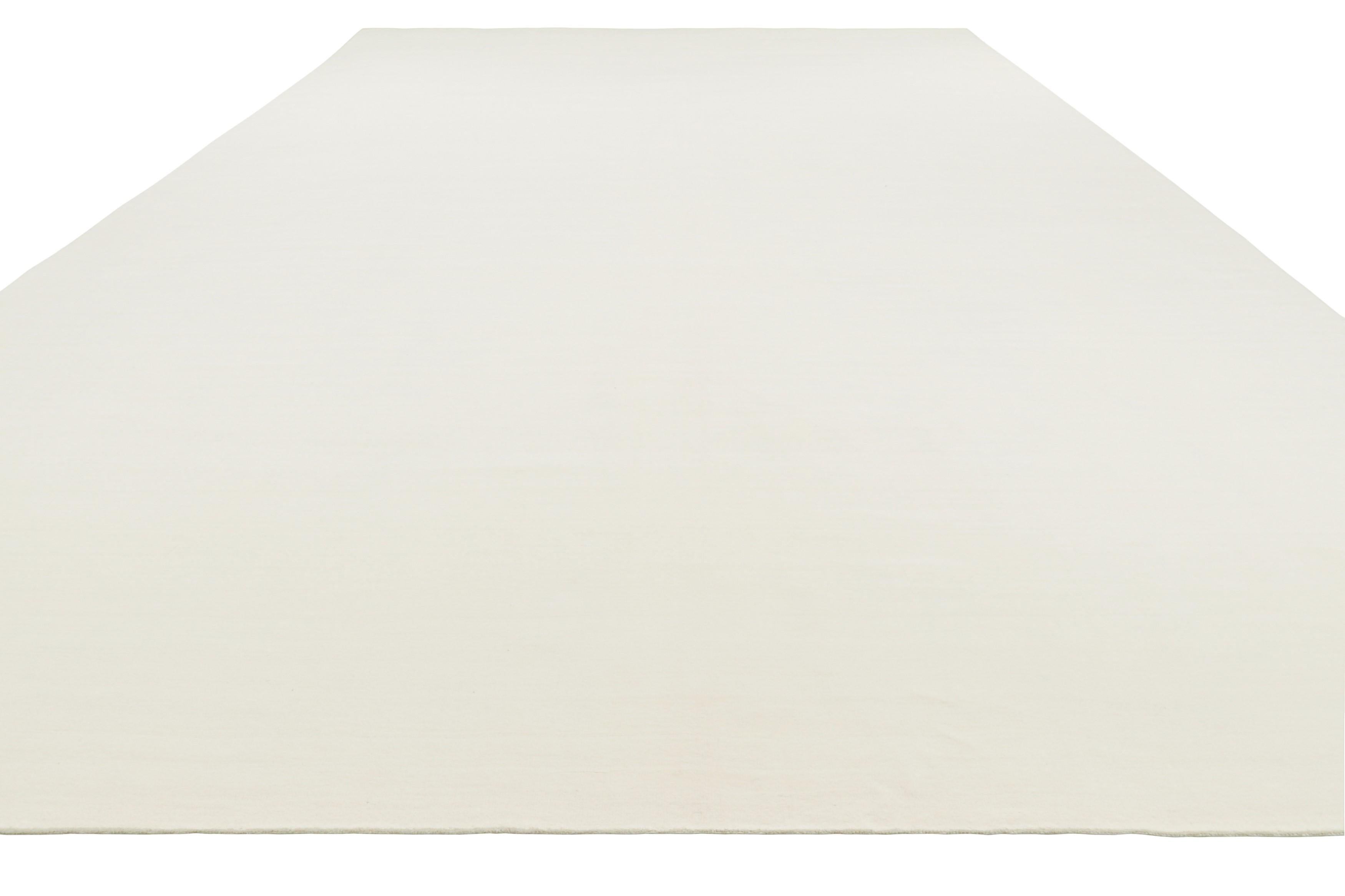 Rug & Kilim’s Oversized Contemporary Textural Solid Rug in White Tones In New Condition For Sale In Long Island City, NY