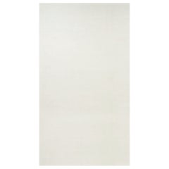 Alfombra contemporánea sobredimensionada de textura sólida en tonos blancos de Rug & Kilim