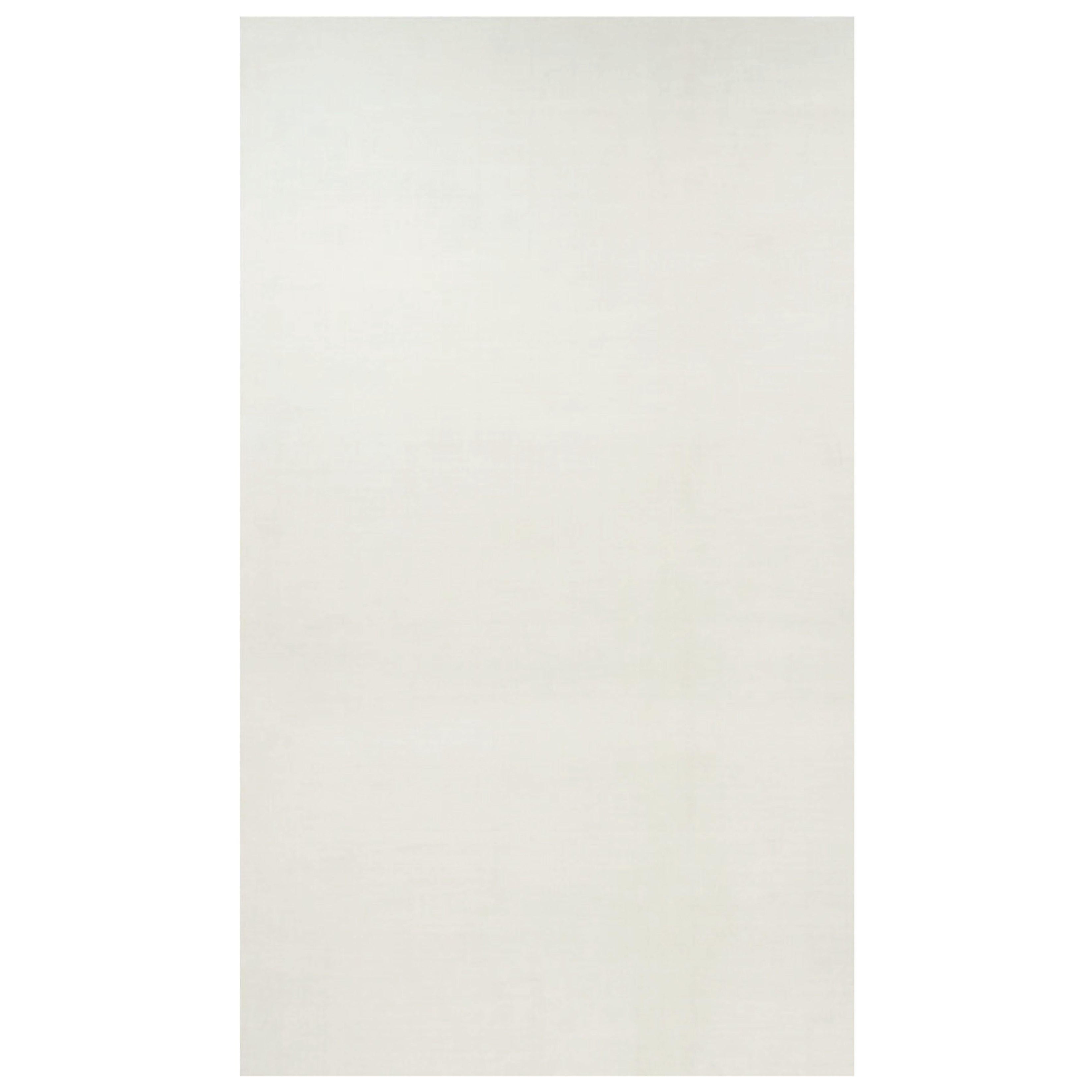 Rug 
Kilim è un tappeto solido contemporaneo sovradimensionato dai toni bianchi.