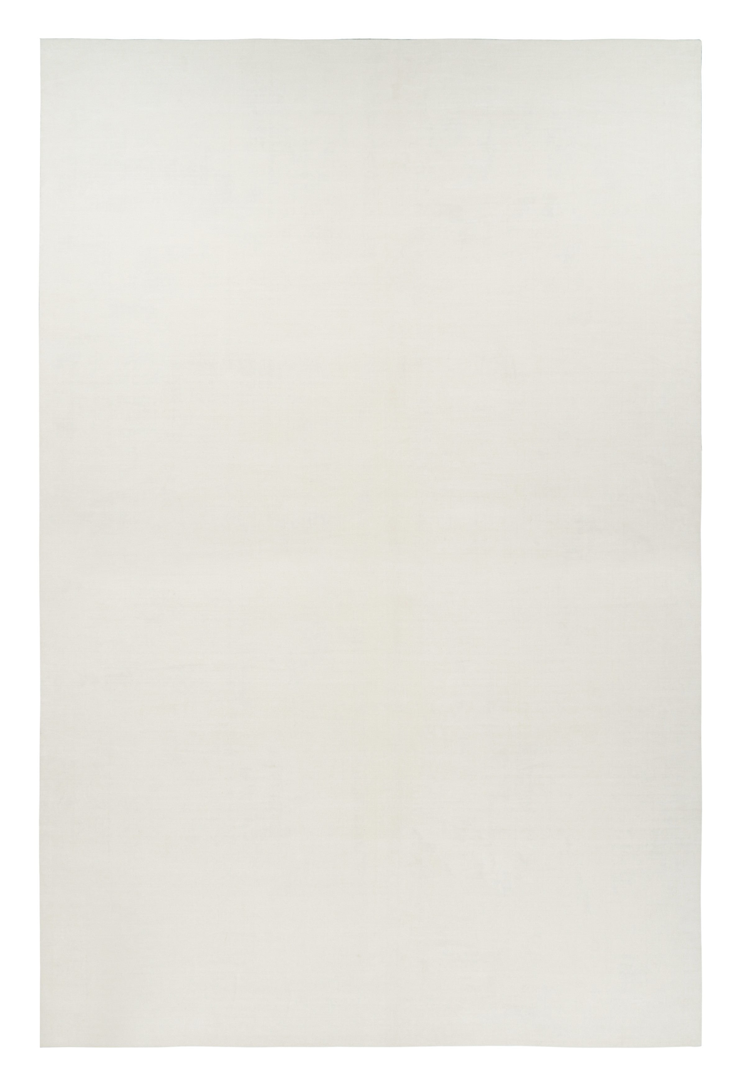 Alfombra contemporánea sobredimensionada de textura sólida en tonos blancos de Rug & Kilim
