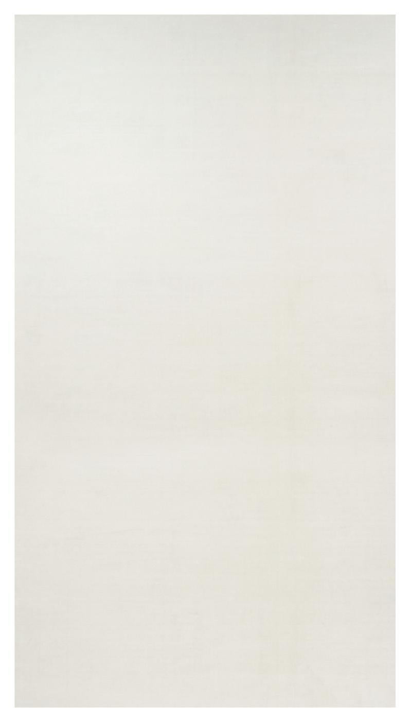 Rug 
Kilim è un tappeto solido contemporaneo sovradimensionato dai toni bianchi.