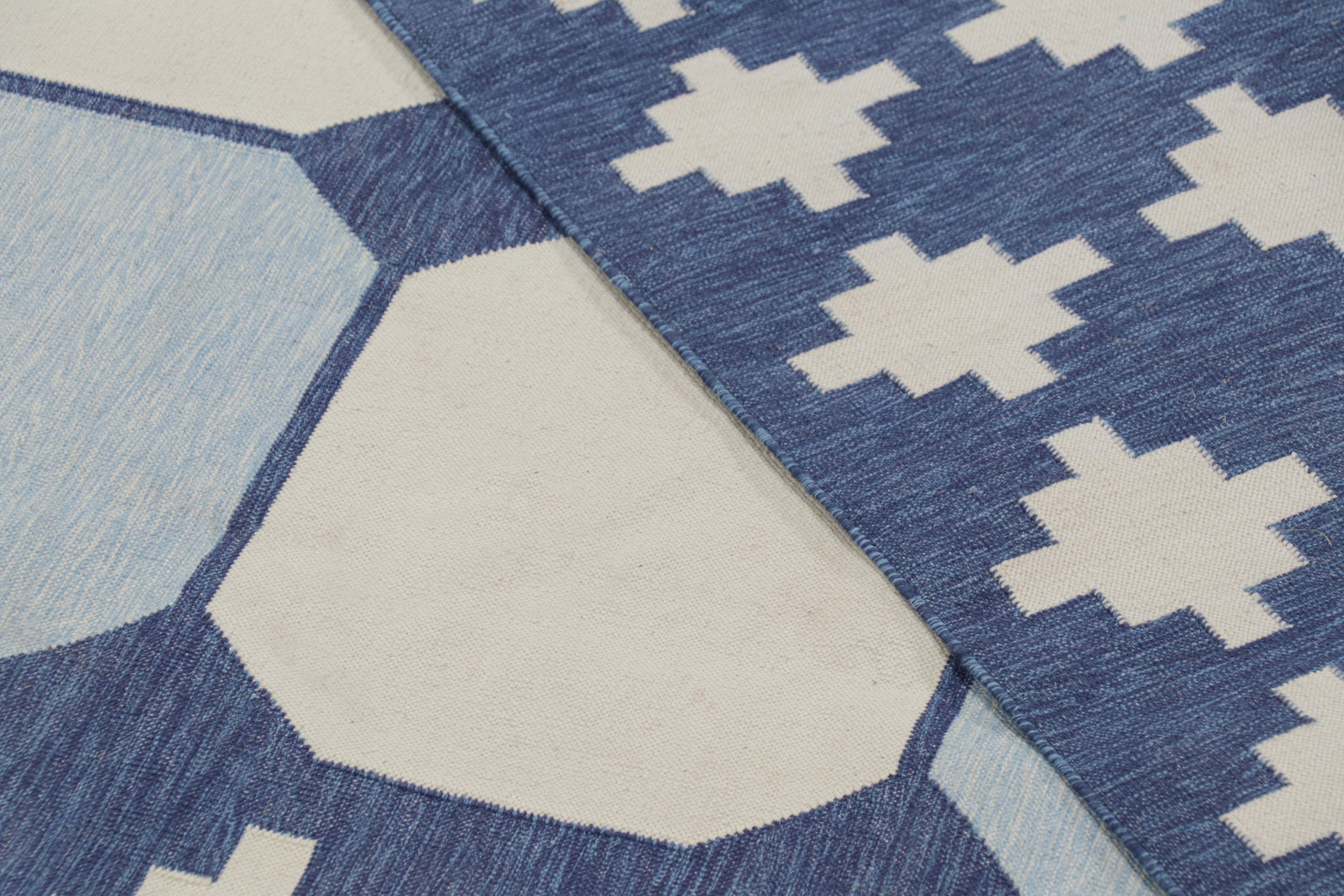 Übergroßer Dhurrie-Teppich von Rug & Kilim mit geometrischen Mustern in Blau und Weiß (Moderne) im Angebot