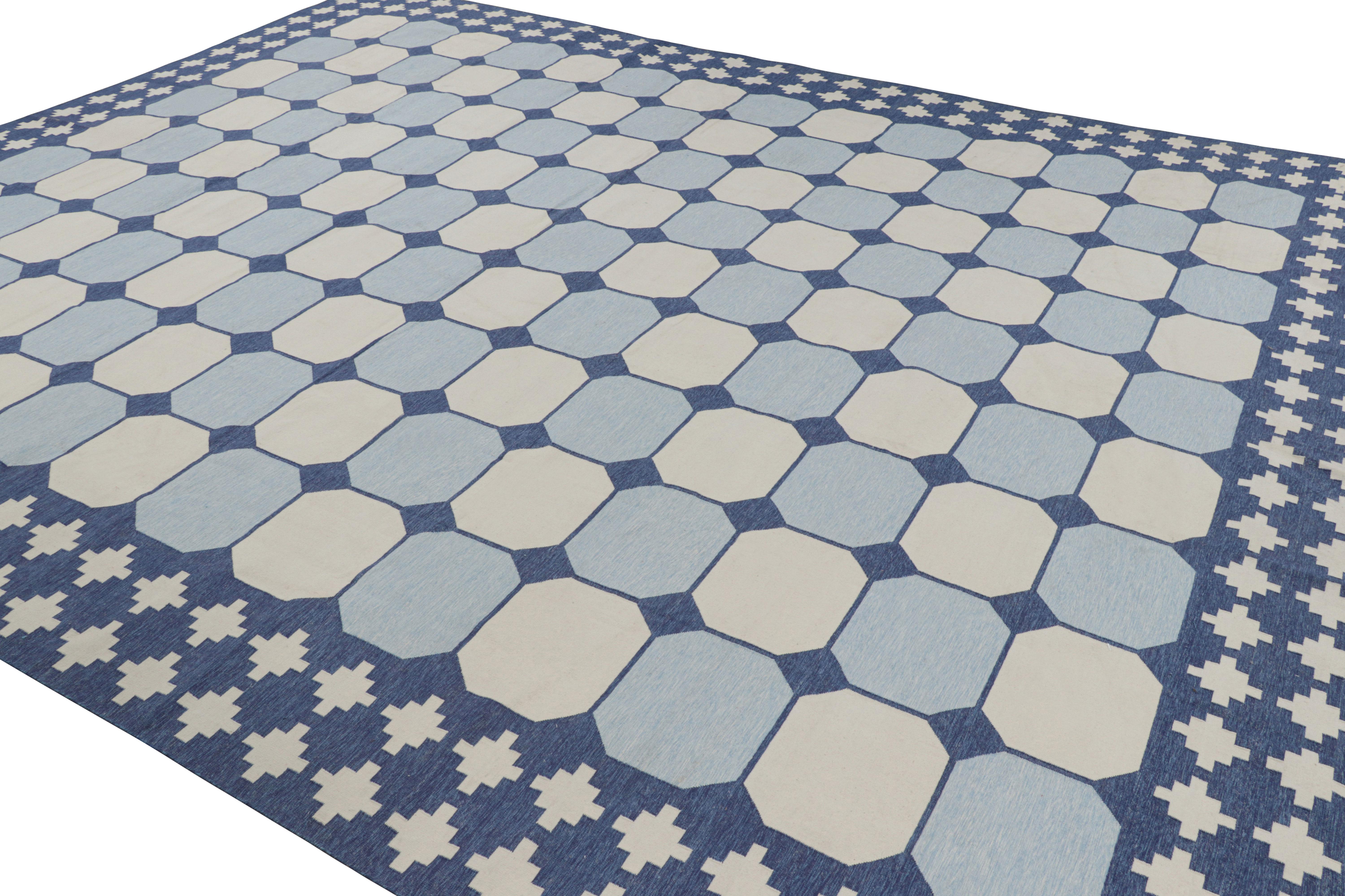 Übergroßer Dhurrie-Teppich von Rug & Kilim mit geometrischen Mustern in Blau und Weiß (Indisch) im Angebot