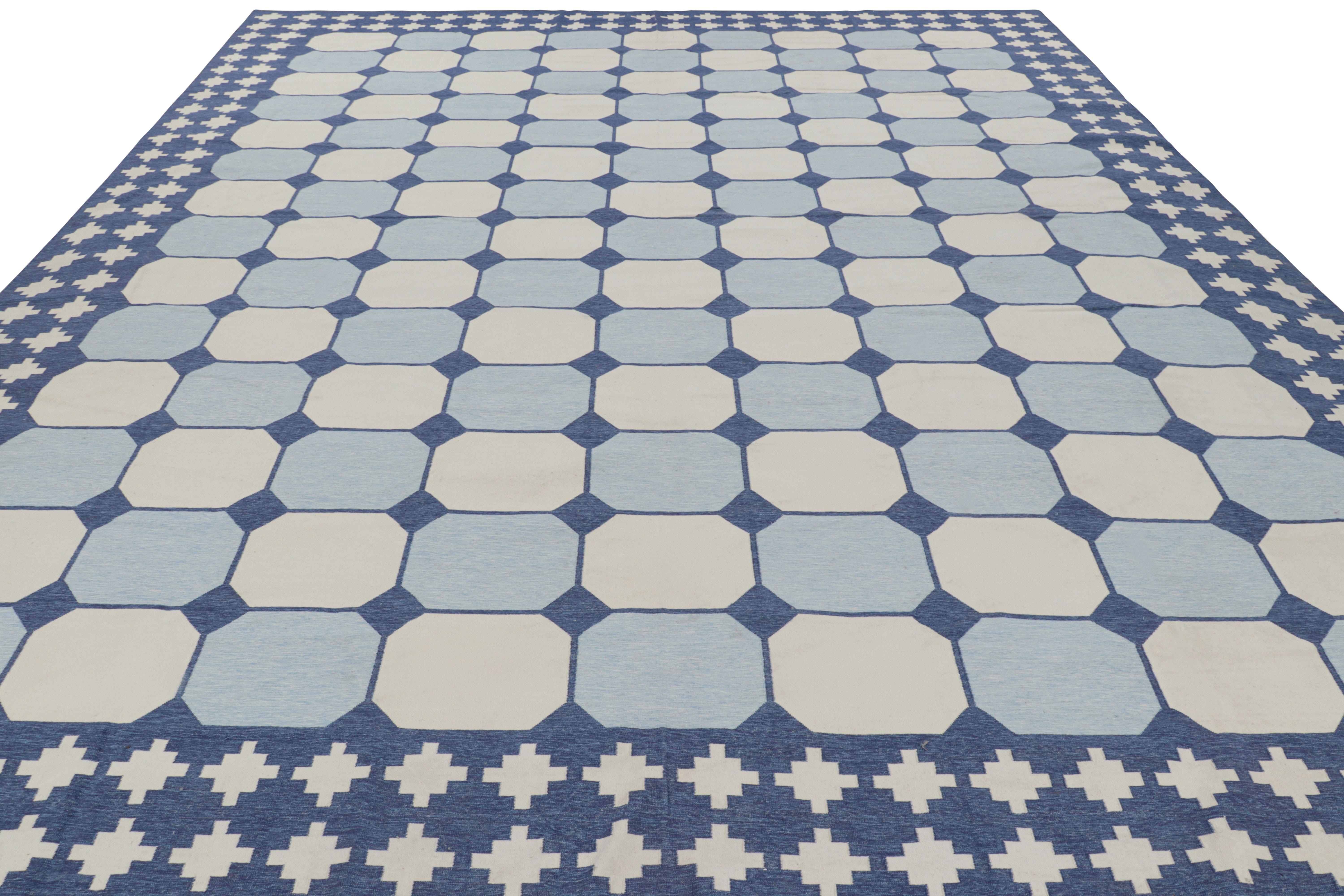 Übergroßer Dhurrie-Teppich von Rug & Kilim mit geometrischen Mustern in Blau und Weiß (Handgeknüpft) im Angebot