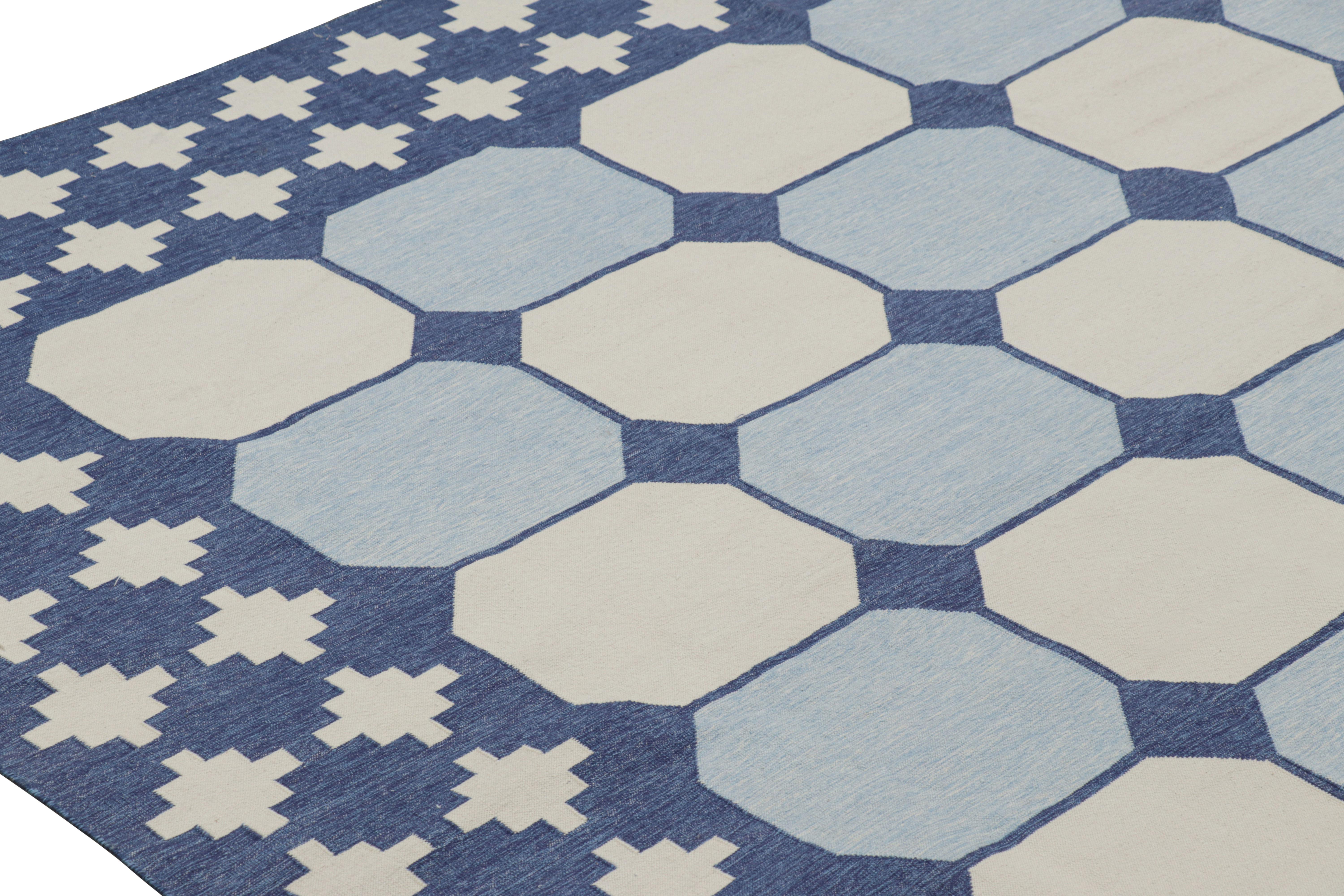 Übergroßer Dhurrie-Teppich von Rug & Kilim mit geometrischen Mustern in Blau und Weiß im Zustand „Neu“ im Angebot in Long Island City, NY