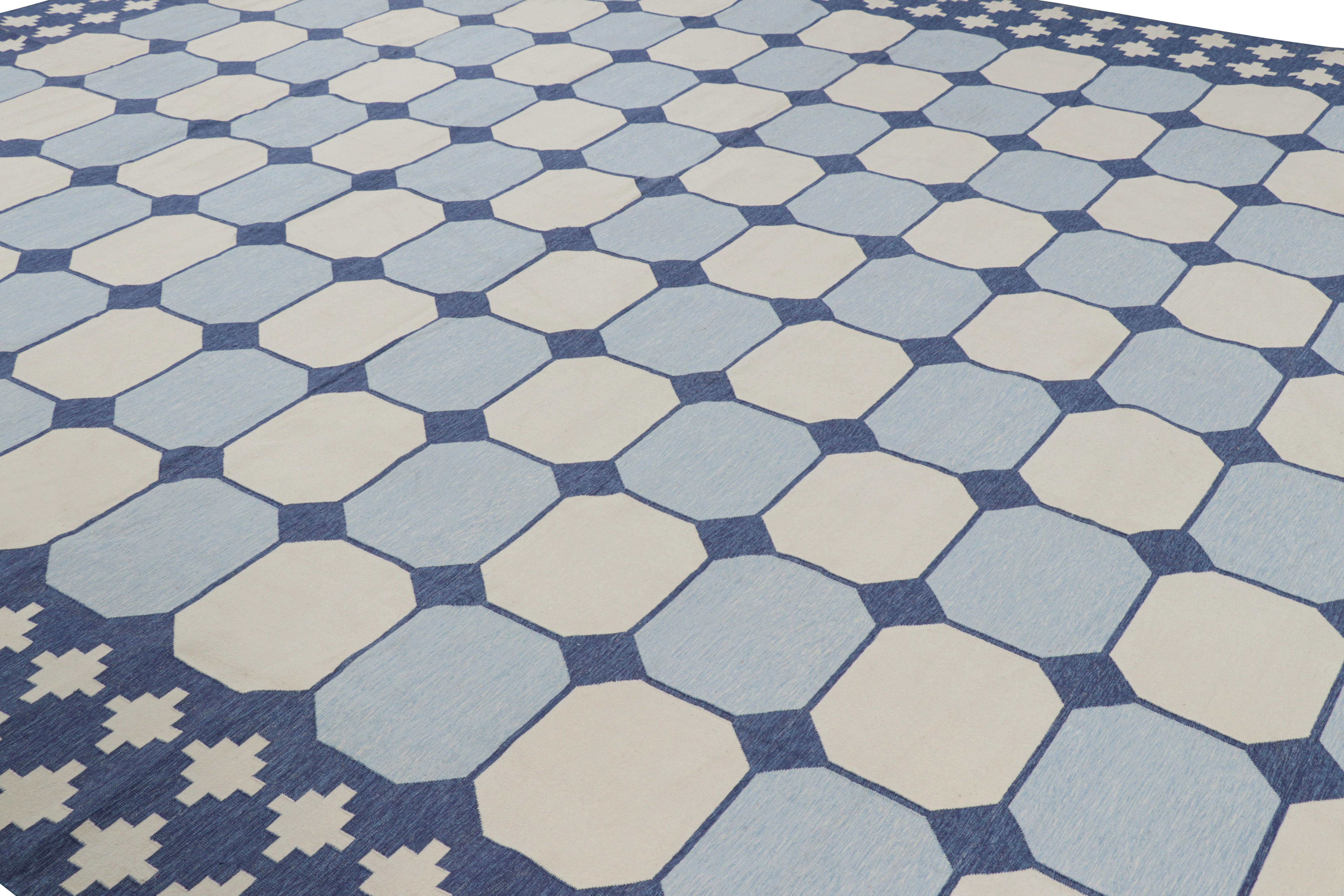 Übergroßer Dhurrie-Teppich von Rug & Kilim mit geometrischen Mustern in Blau und Weiß (21. Jahrhundert und zeitgenössisch) im Angebot