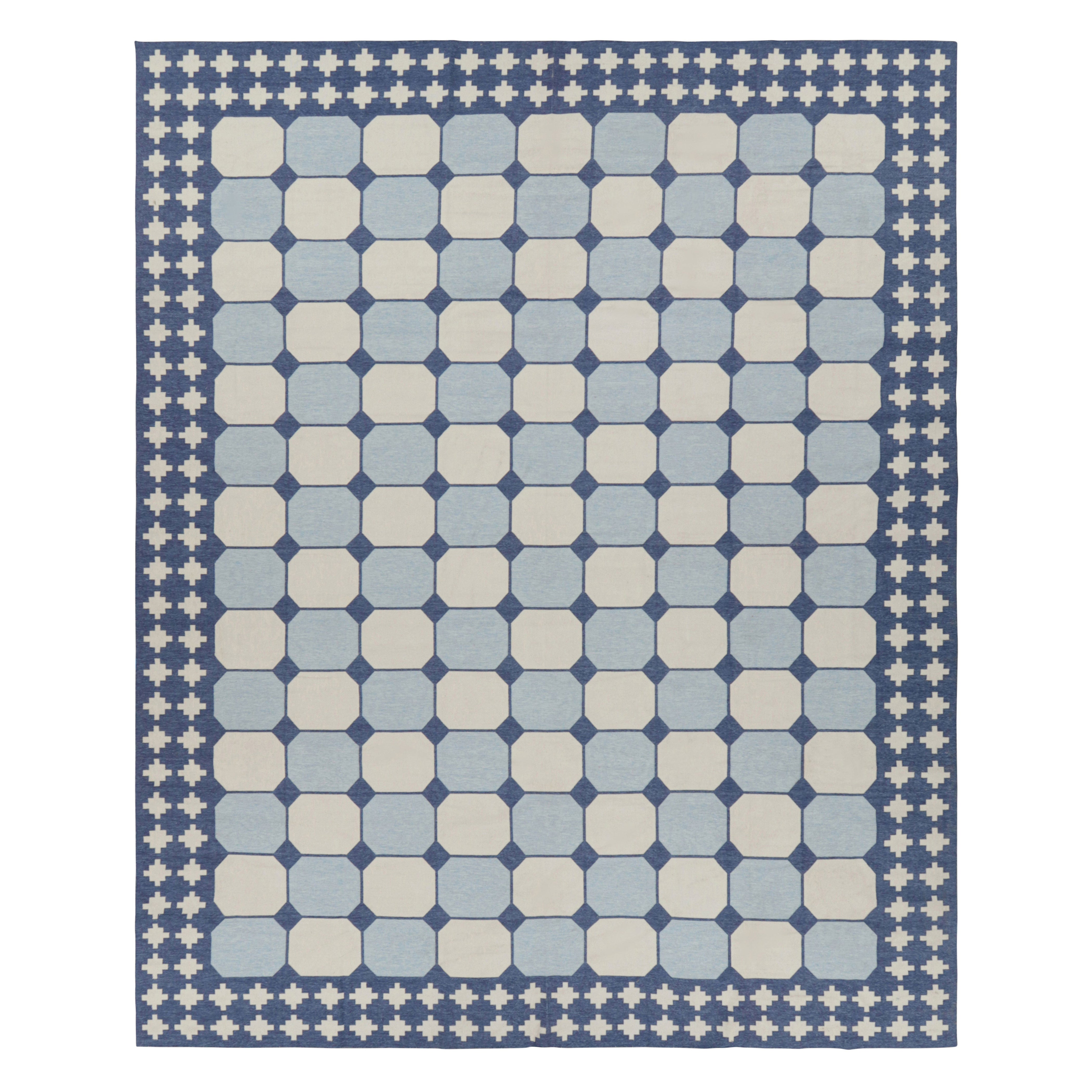 Rug & Kilim: Tappeto Dhurrie oversize con motivi geometrici blu e bianchi