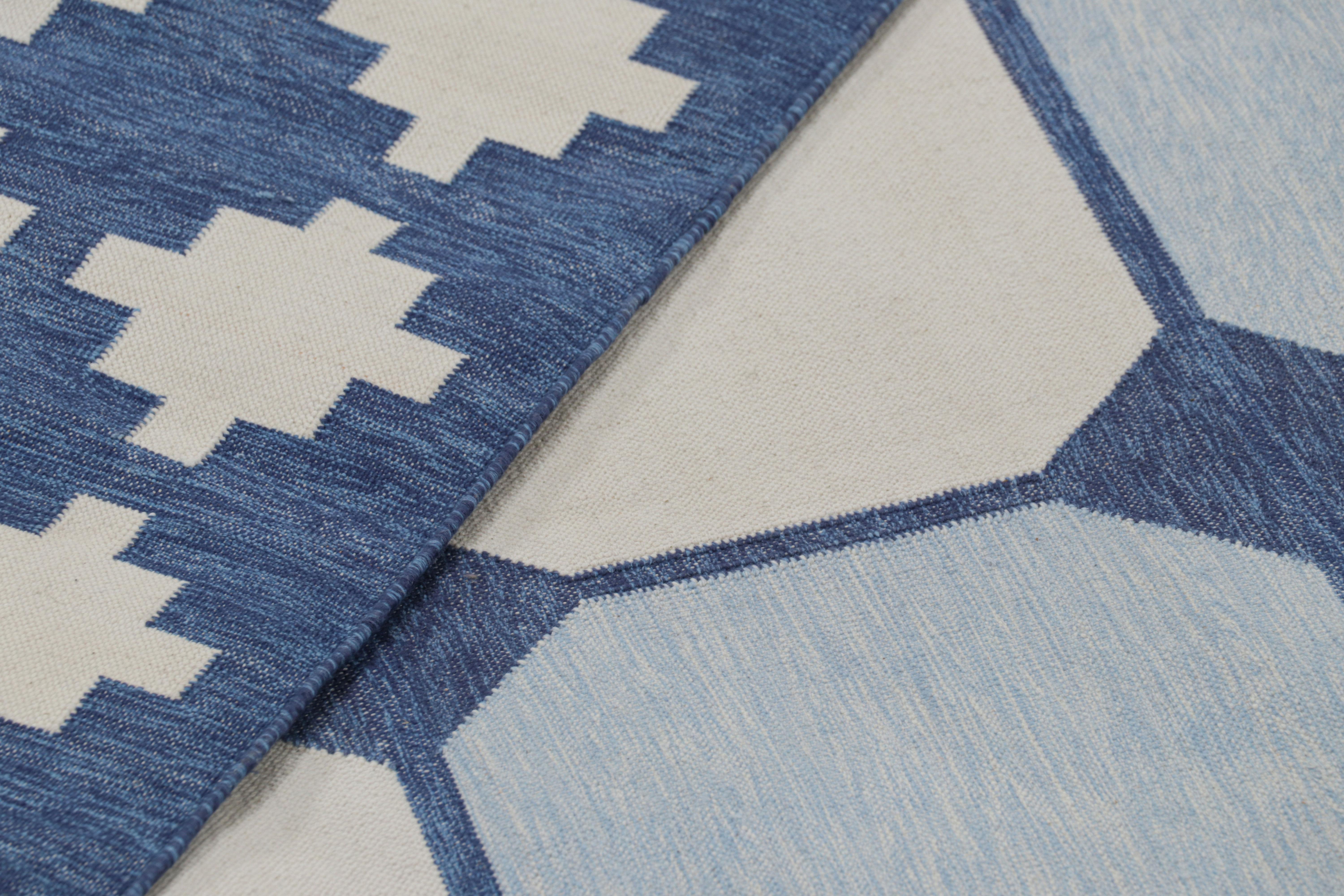 Übergroßer Dhurrie-Teppich von Rug & Kilim mit geometrischen Mustern in Weiß und Blau (Moderne) im Angebot