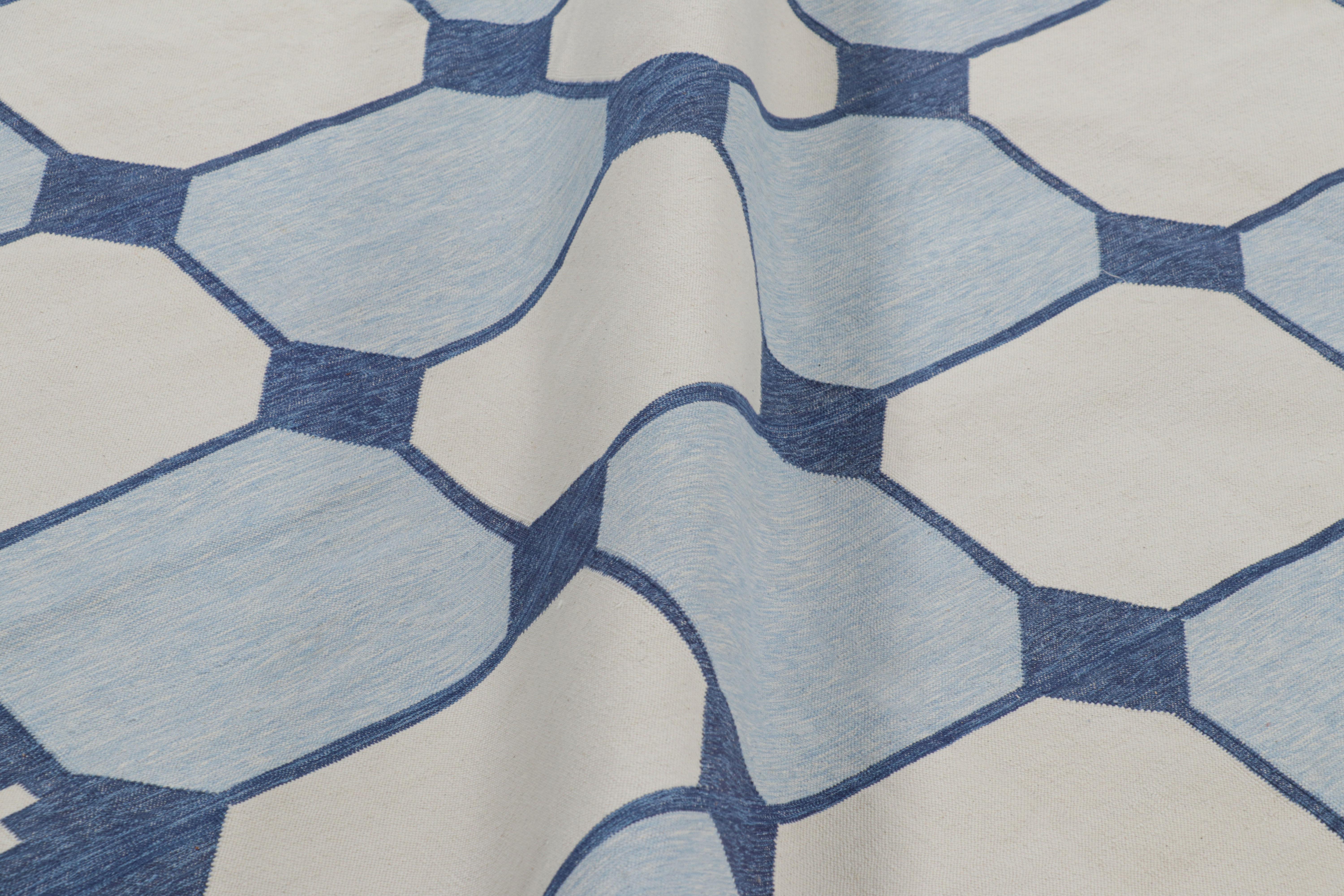 Übergroßer Dhurrie-Teppich von Rug & Kilim mit geometrischen Mustern in Weiß und Blau (Indisch) im Angebot