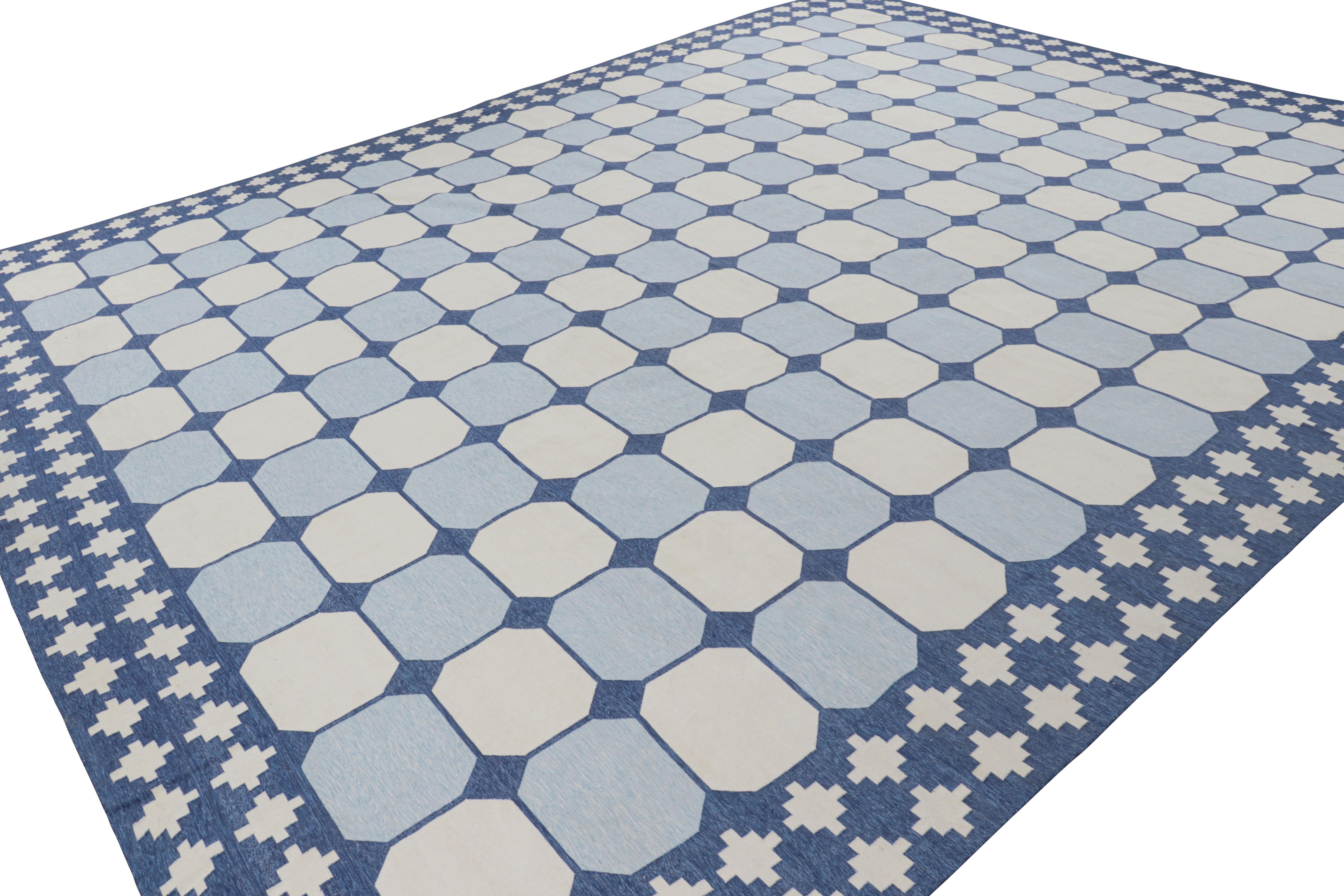 Übergroßer Dhurrie-Teppich von Rug & Kilim mit geometrischen Mustern in Weiß und Blau (Handgeknüpft) im Angebot