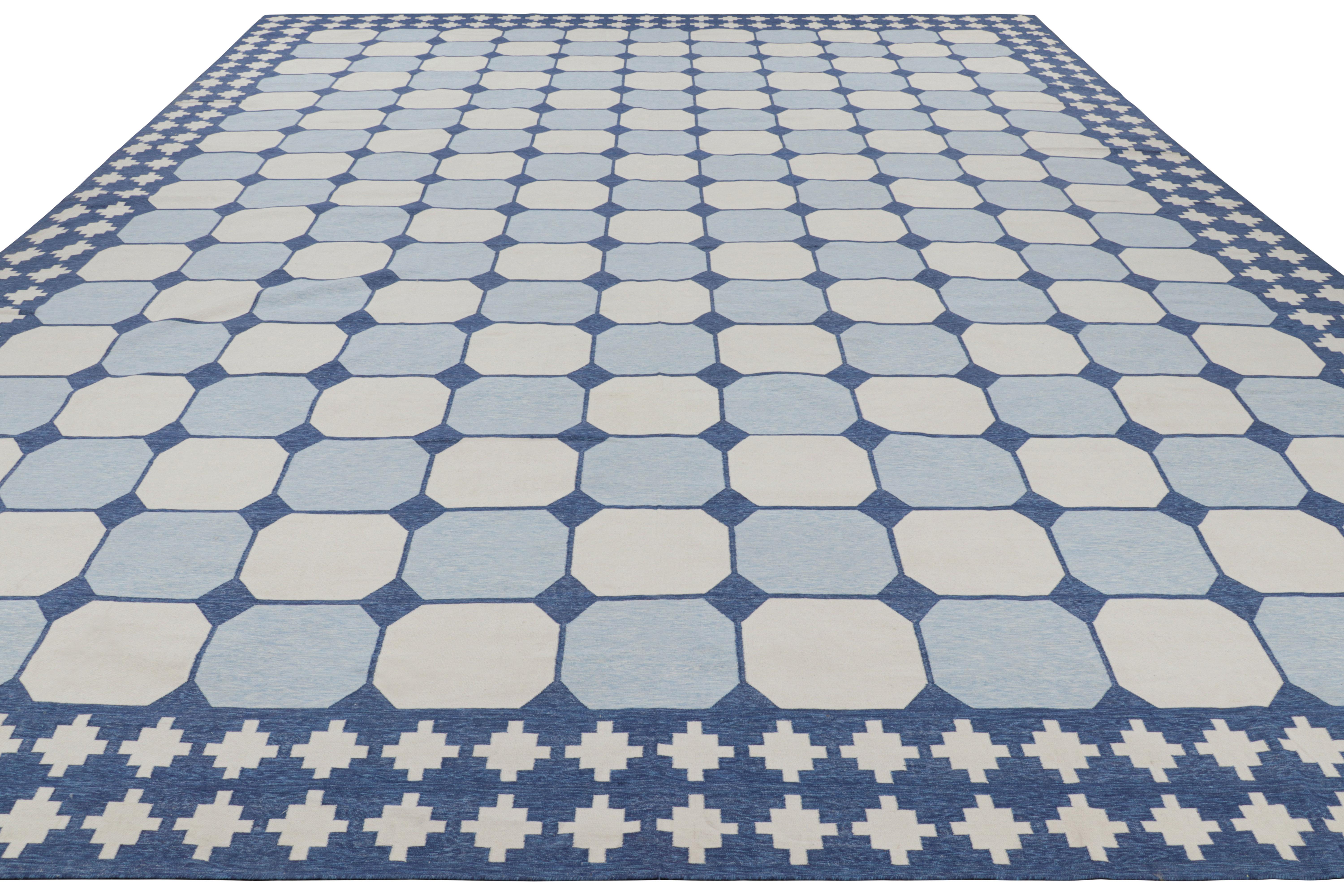 Übergroßer Dhurrie-Teppich von Rug & Kilim mit geometrischen Mustern in Weiß und Blau im Zustand „Neu“ im Angebot in Long Island City, NY