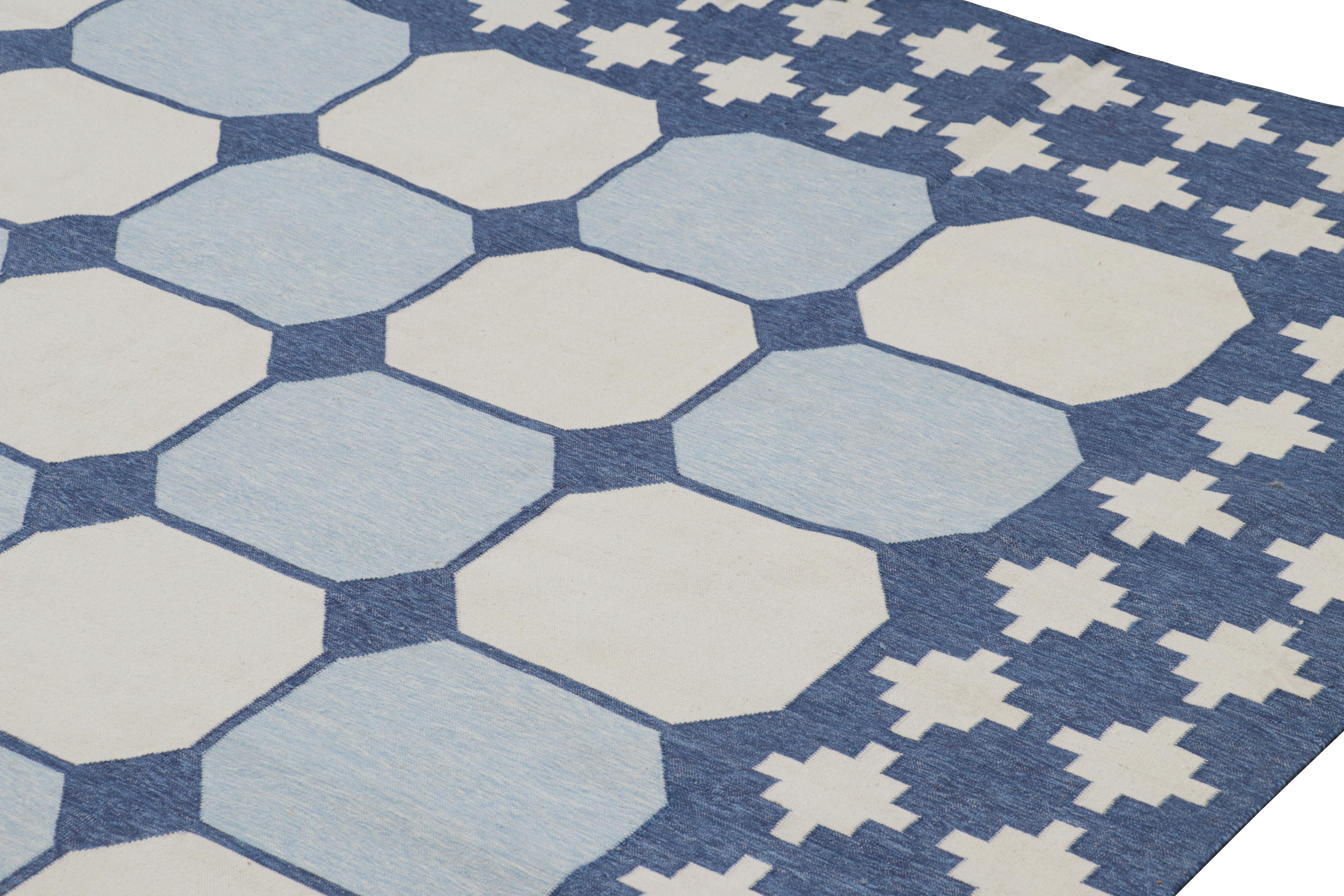 Übergroßer Dhurrie-Teppich von Rug & Kilim mit geometrischen Mustern in Weiß und Blau (21. Jahrhundert und zeitgenössisch) im Angebot