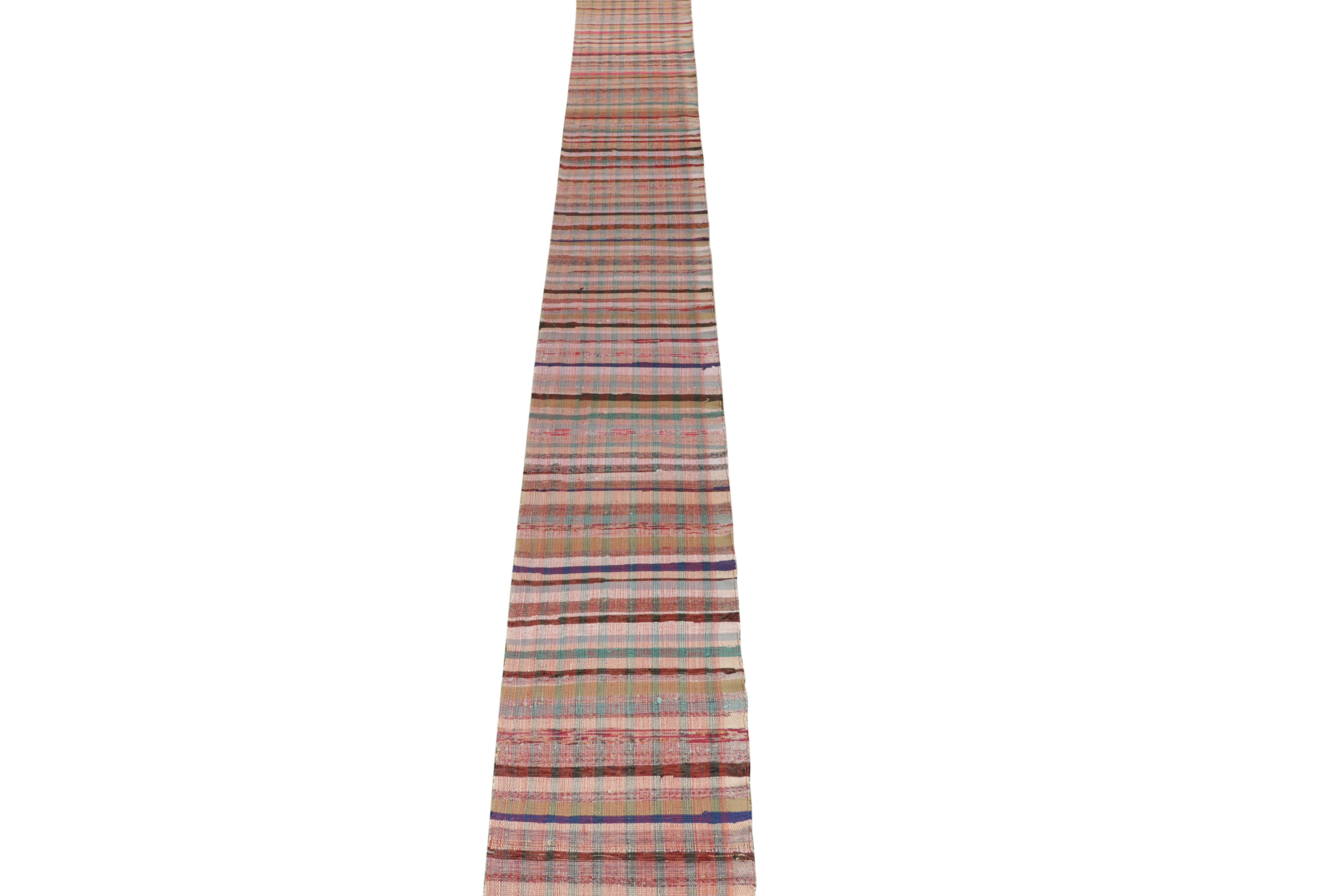 Rug & Kilim's extra langer flach gewebter Läufer mit polychromem Karomuster (Moderne) im Angebot