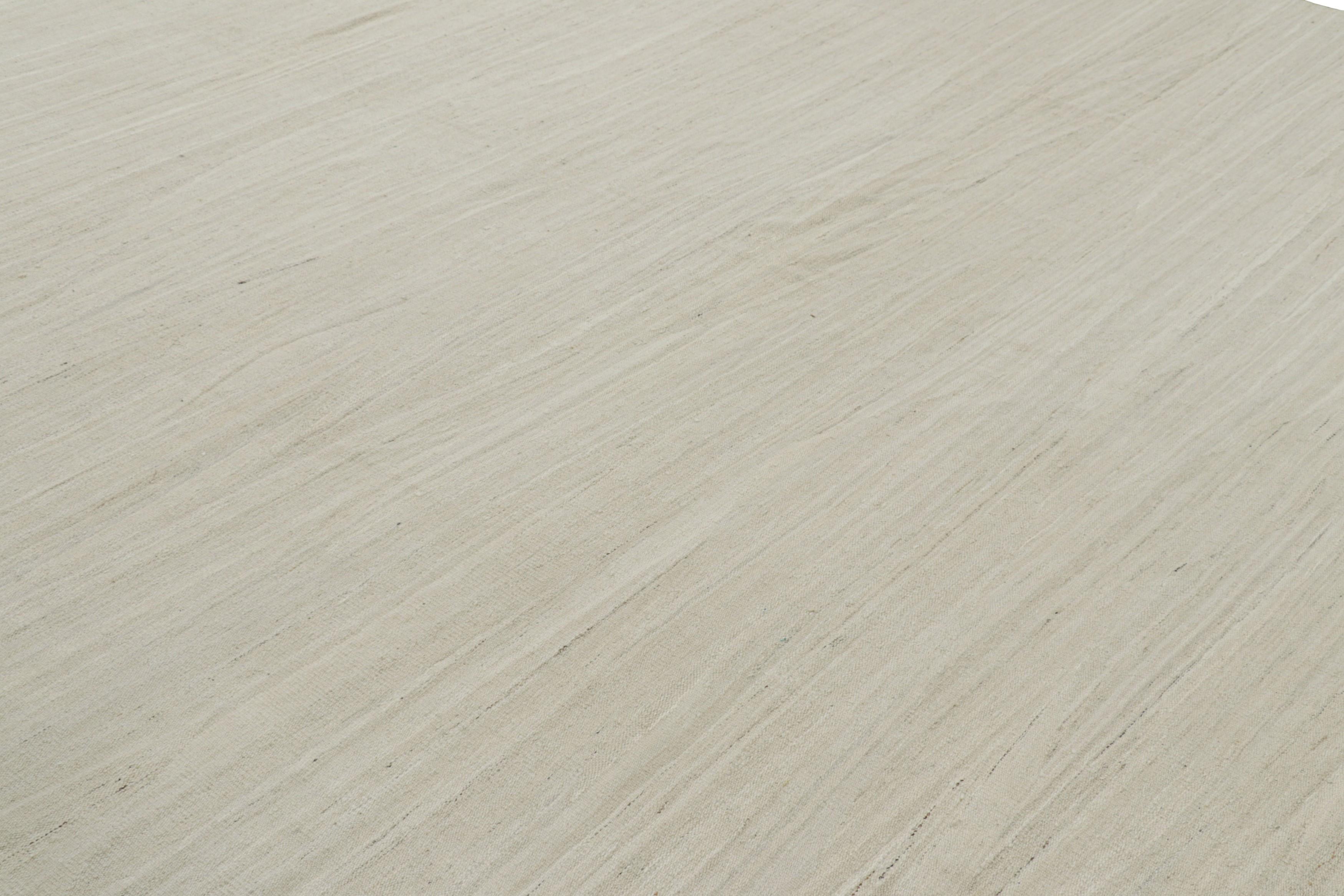 Dieser handgewebte Wollteppich im Format 12x15 ist eine neue Ergänzung zu Rug & Kilim - ein kompliziertes, aber beruhigendes neues Werk, das klassische und moderne Flachwebetechniken miteinander verbindet. 

Über das Design: 

Dieser besondere