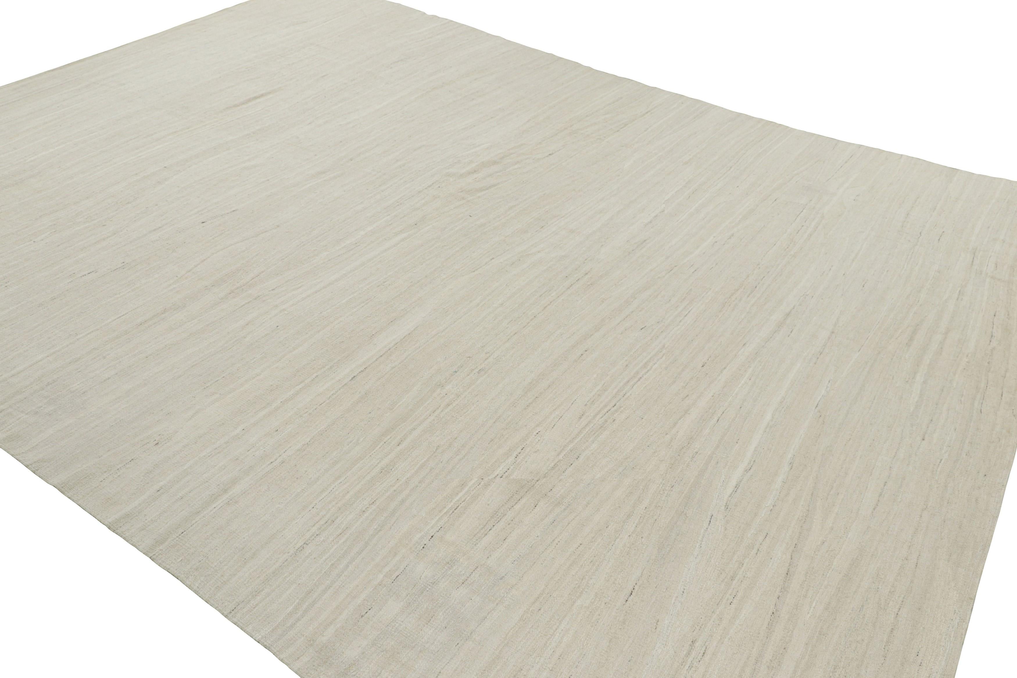 Rug & Kilims übergroßer Flachgewebe-Teppich mit gedämpften Mustern und Streifen in Creme und Beige (Handgewebt) im Angebot