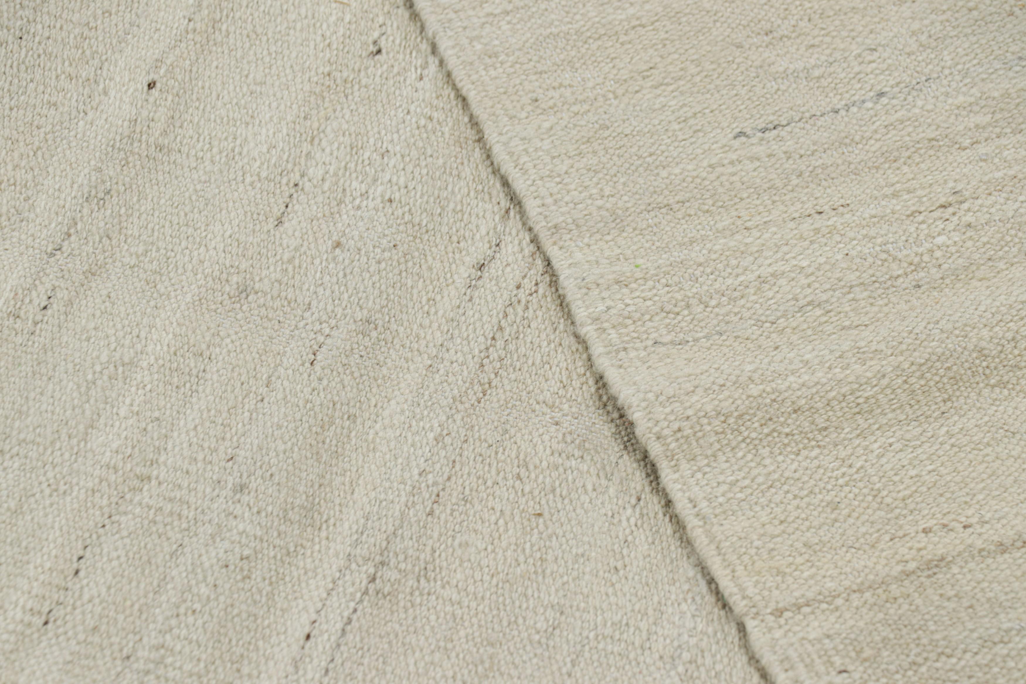 Rug & Kilims übergroßer Flachgewebe-Teppich mit gedämpften Mustern und Streifen in Creme und Beige (21. Jahrhundert und zeitgenössisch) im Angebot