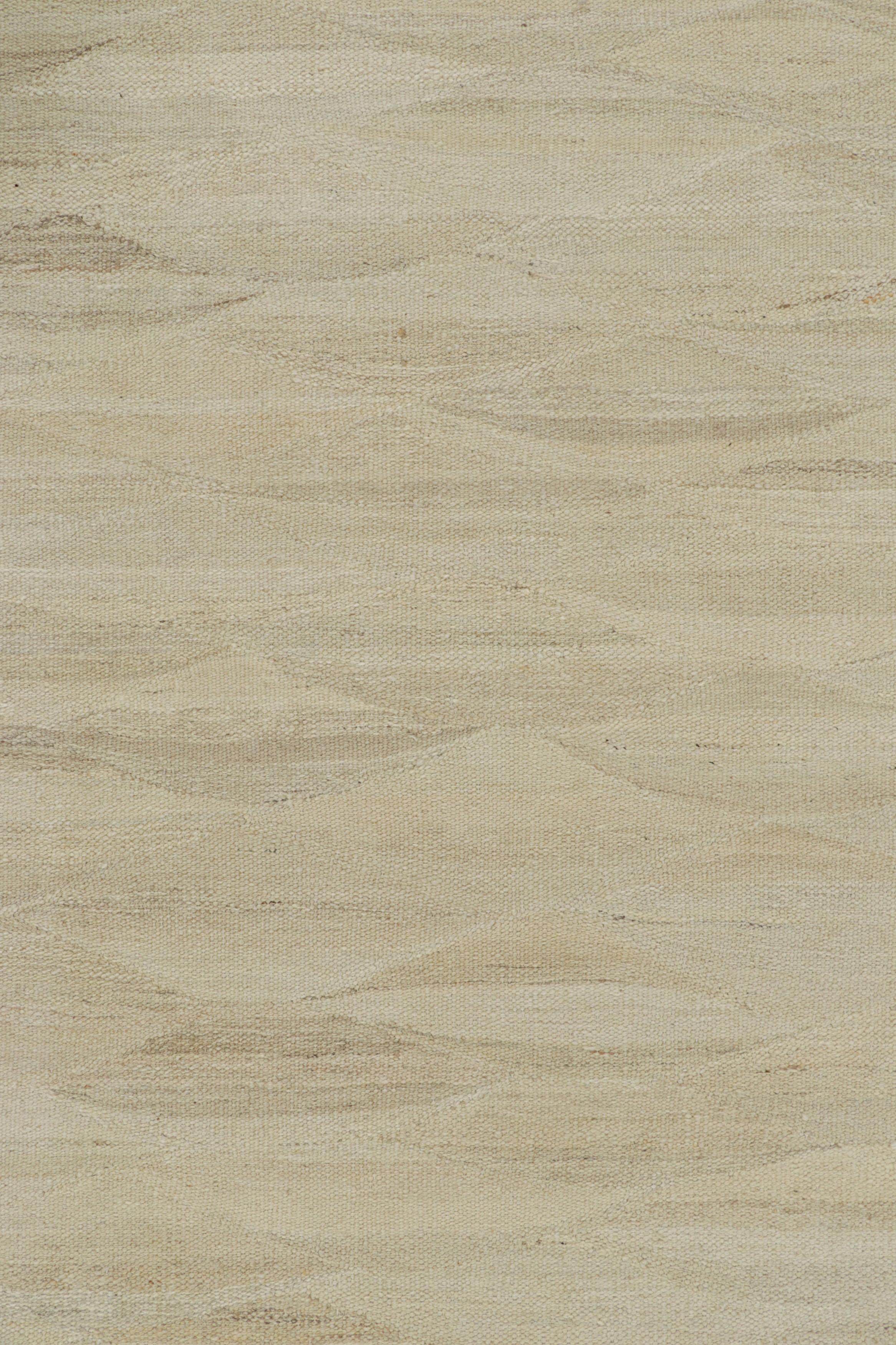 Moderno Rug & Kilim è un tappeto a trama piatta sovradimensionato con motivi attenuati in striature beige-marroni. in vendita