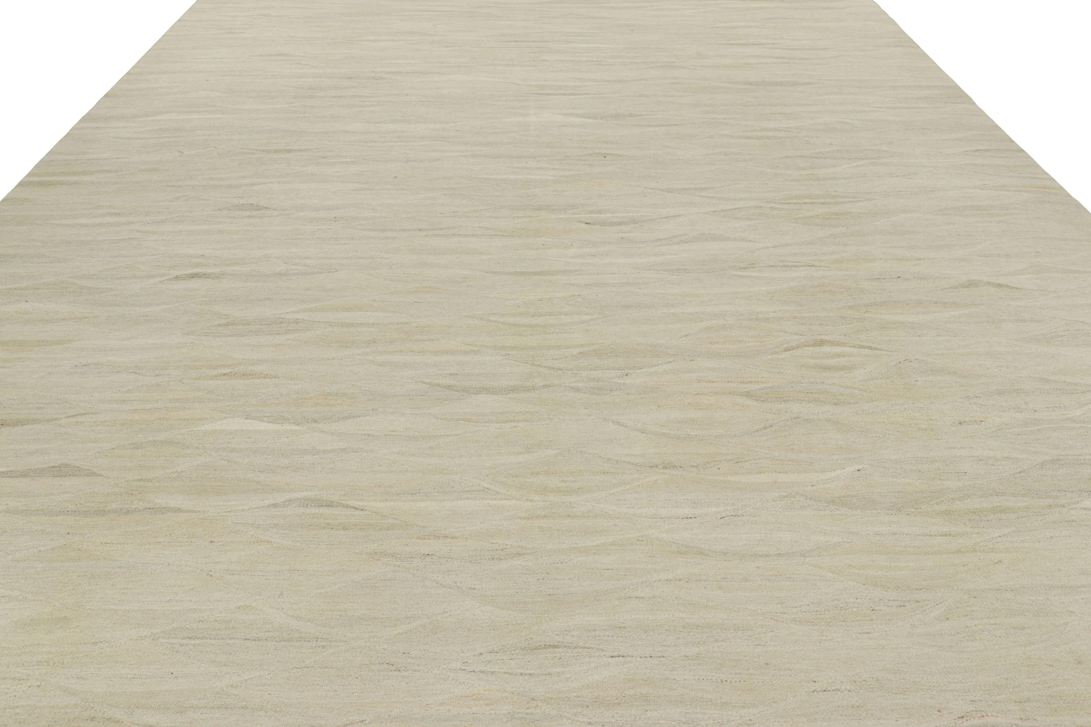 Tessuto a mano Rug & Kilim è un tappeto a trama piatta sovradimensionato con motivi attenuati in striature beige-marroni. in vendita