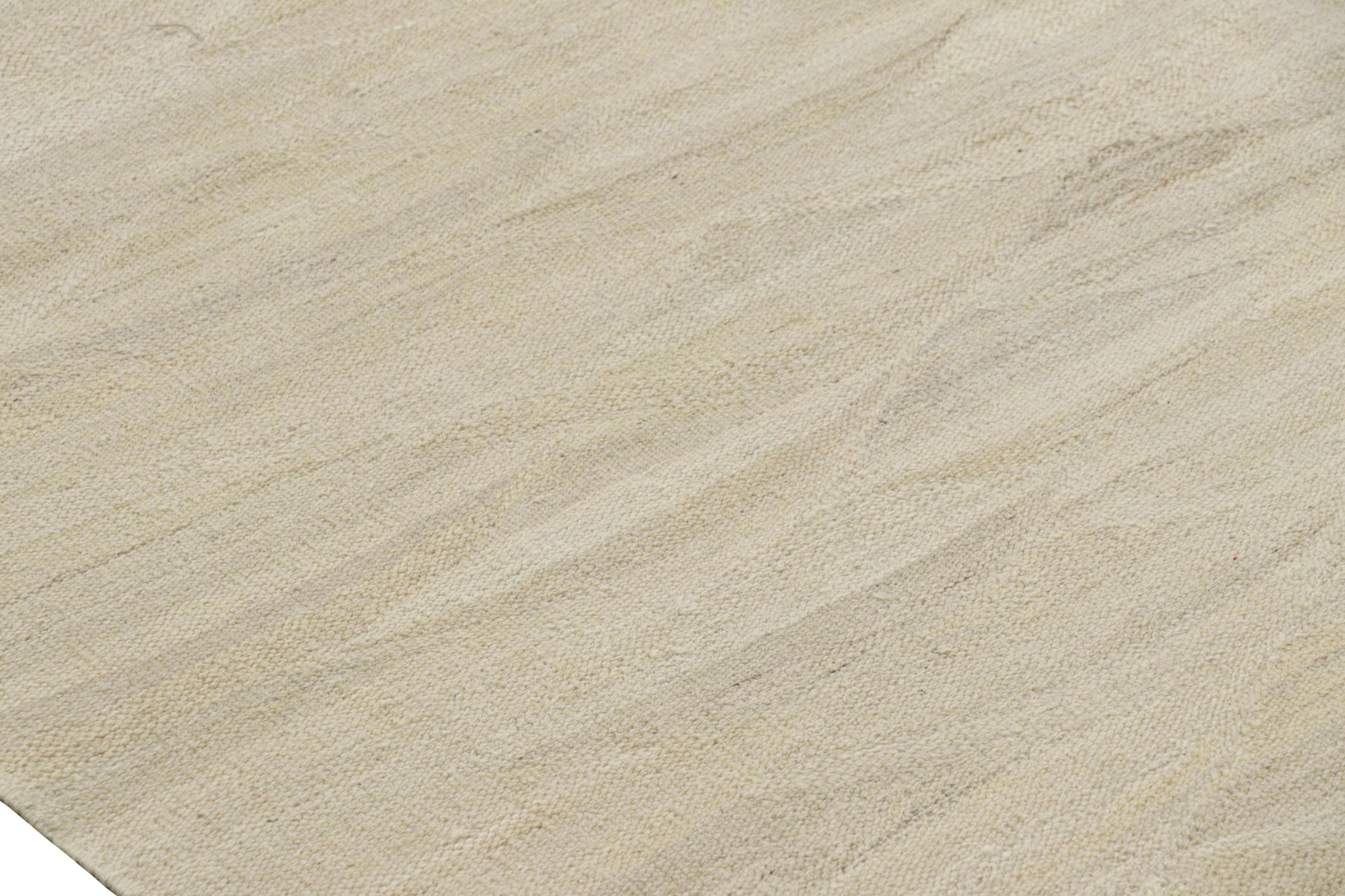 Rug & Kilim è un tappeto a trama piatta sovradimensionato con motivi attenuati in striature beige-marroni. In condizioni Nuovo in vendita a Long Island City, NY