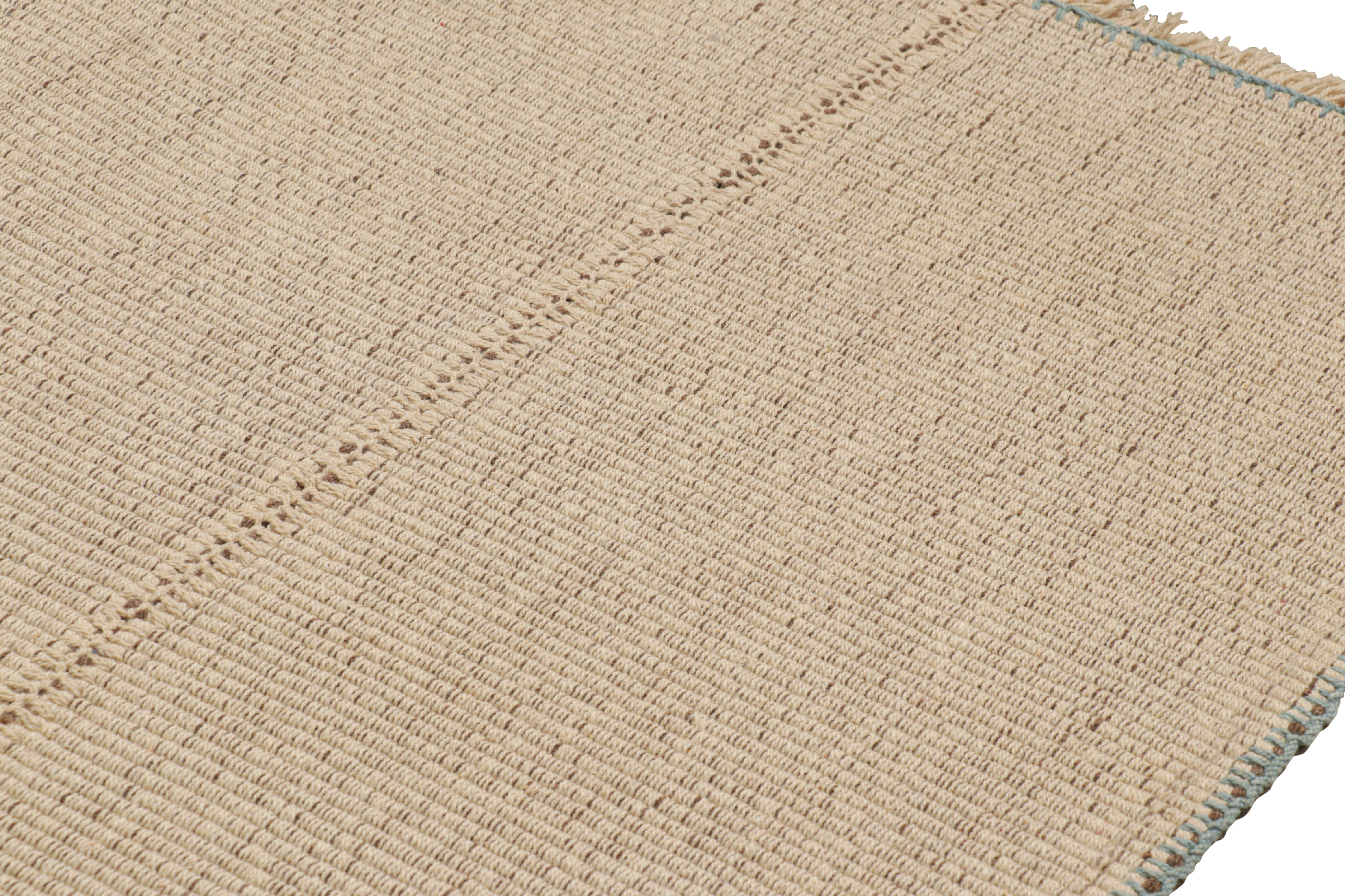 Moderne Rug & Kilim's Oversized Kilim in Beige Textural Stripes and Blue Accents (Kilim surdimensionné avec des rayures texturées et des accents bleus) en vente