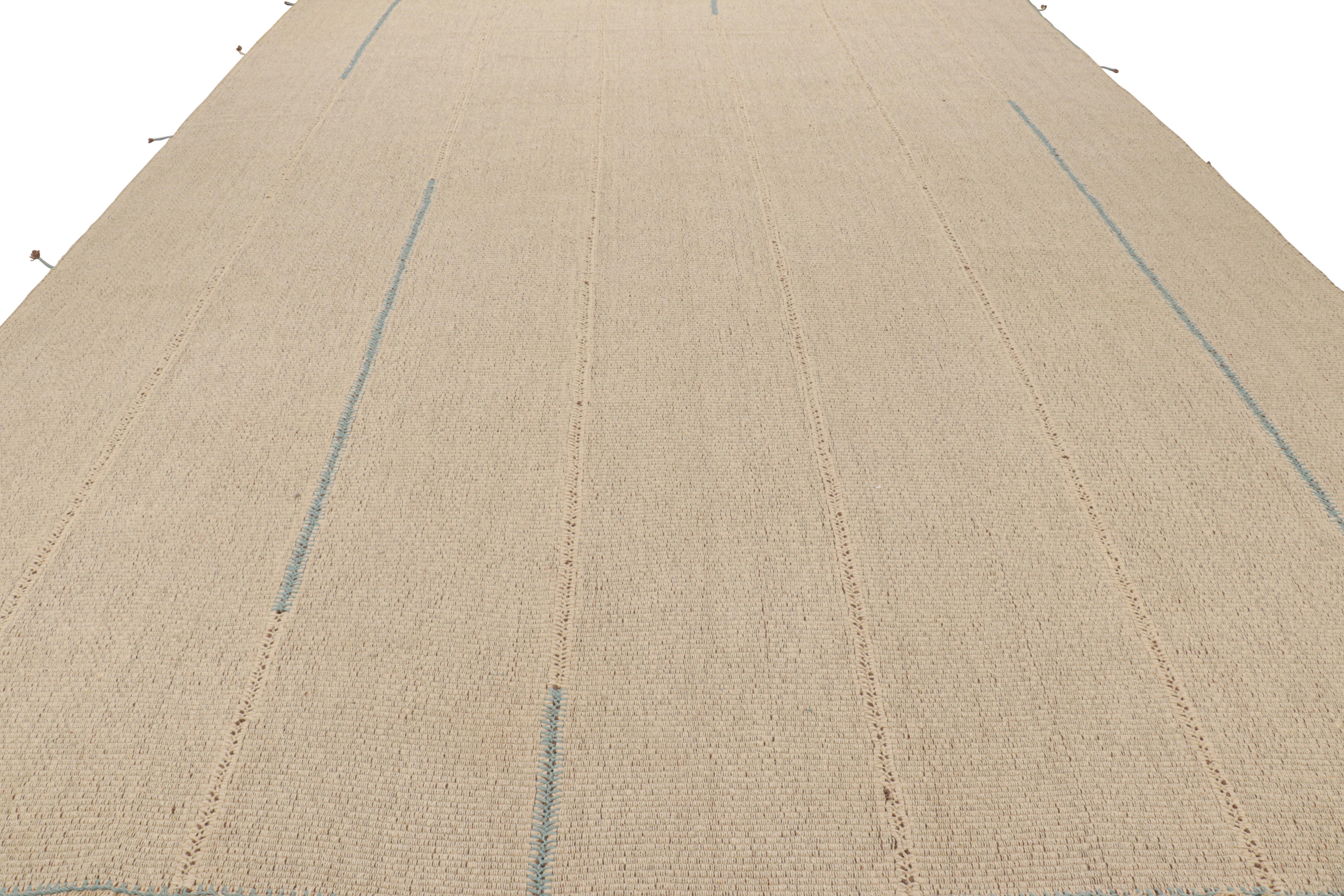 Afghano Rug & Kilim è un kilim sovradimensionato a strisce testuali beige e accenti blu in vendita