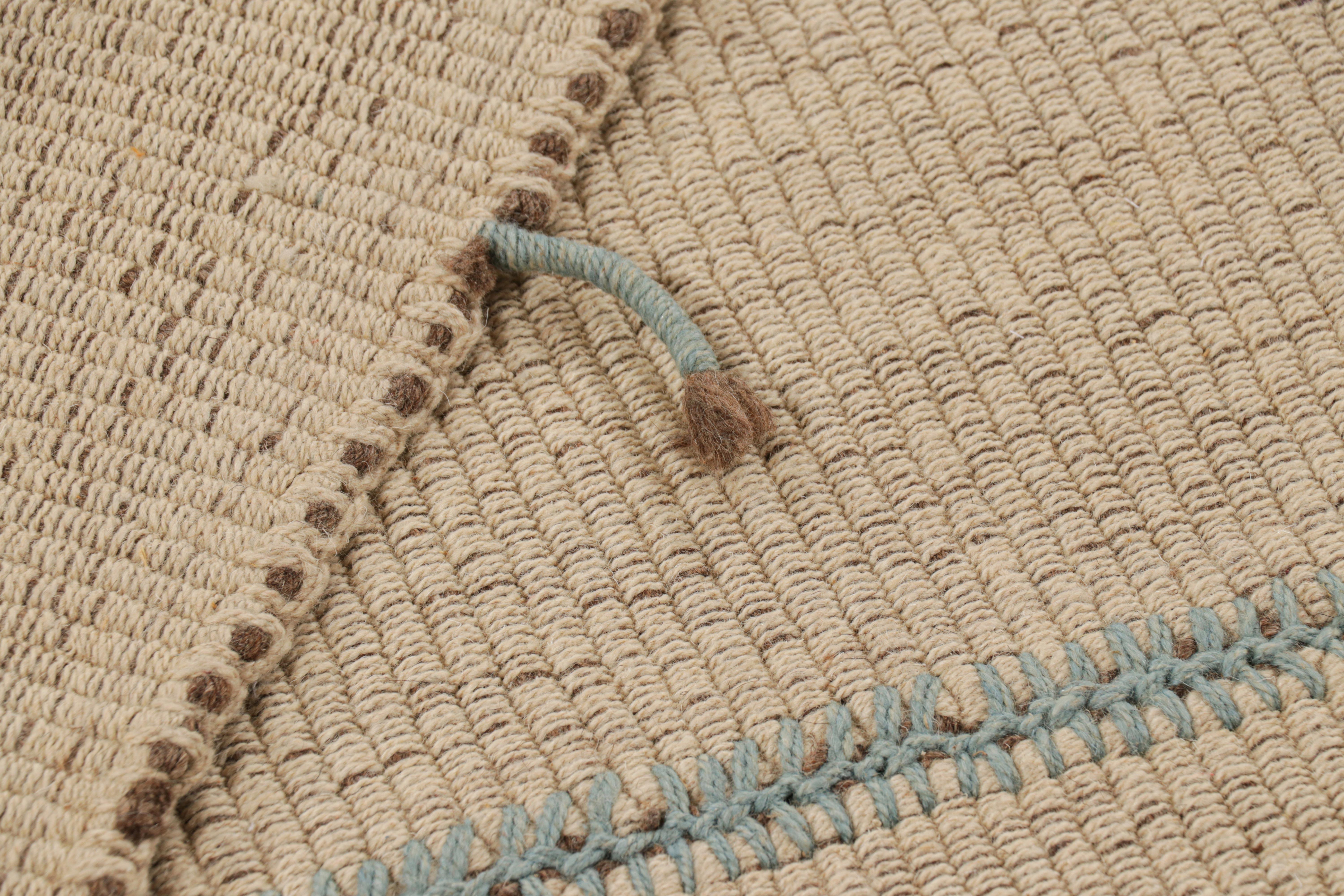 XXIe siècle et contemporain Rug & Kilim's Oversized Kilim in Beige Textural Stripes and Blue Accents (Kilim surdimensionné avec des rayures texturées et des accents bleus) en vente