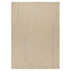 Rug & Kilim è un kilim sovradimensionato a strisce testuali beige e accenti blu
