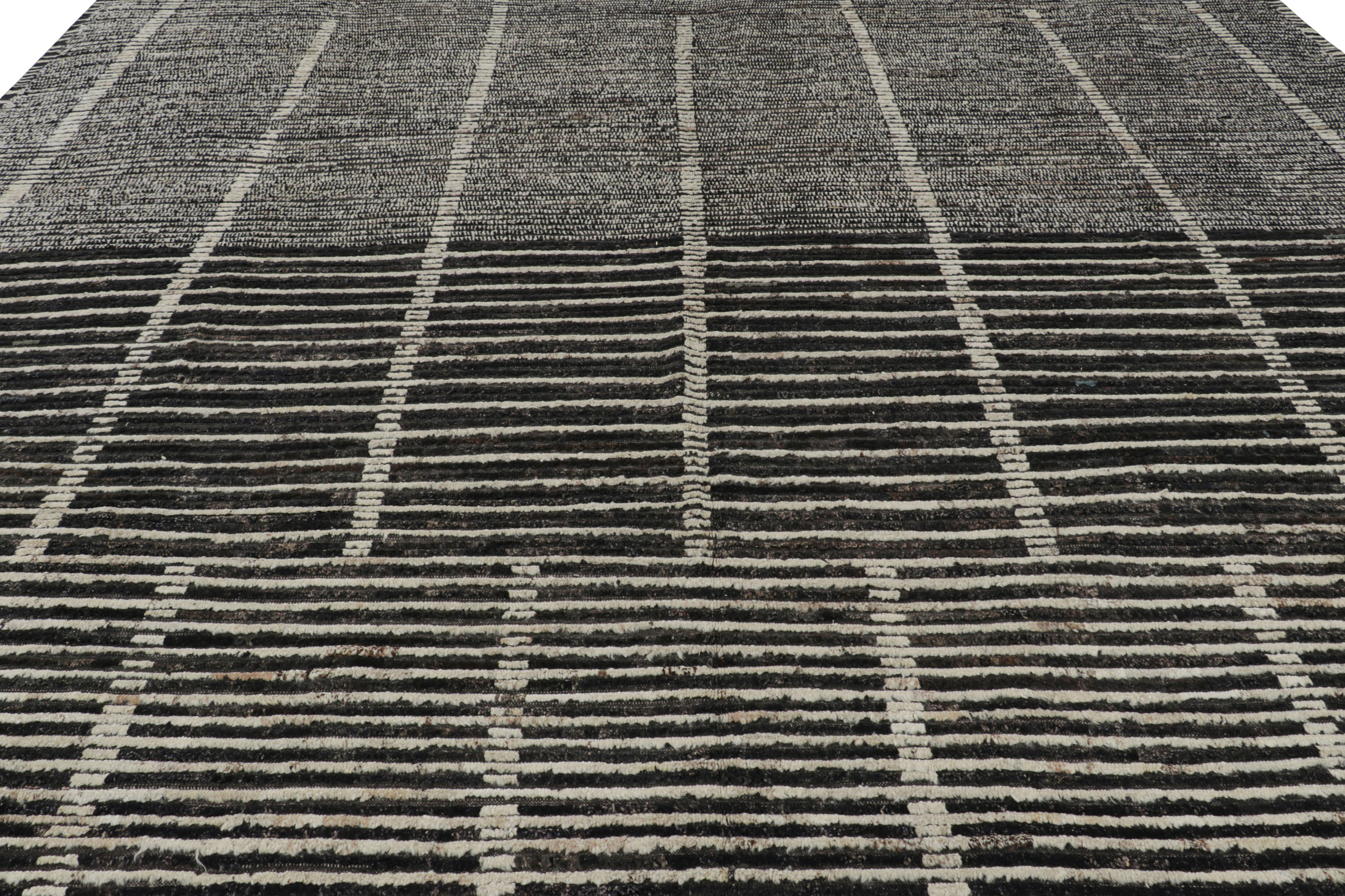 Dieser handgewebte Wollteppich im Format 13x17 ist eine aufregende Ergänzung zu den beiden Kollektionen Kilim & Flat Weave und Textural von Rug & Kilim. Diese besondere Linie bietet Teppiche mit einem Spiel aus Flor und Flachgewebe, mit einem