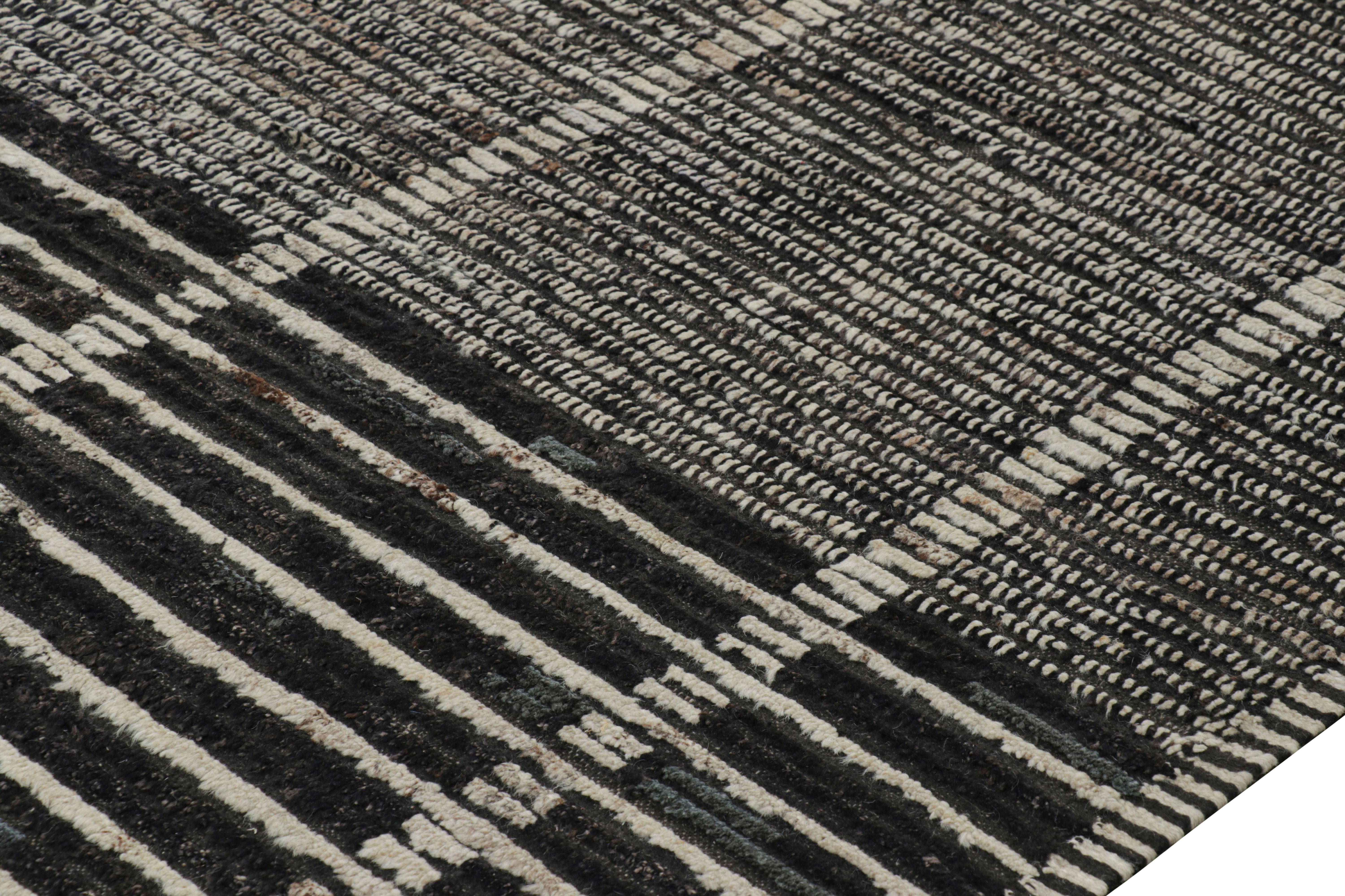 Rug & Kilim's übergroßer Kilim in schwarzen und weißen Streifen und geometrischen Mustern (Moderne) im Angebot