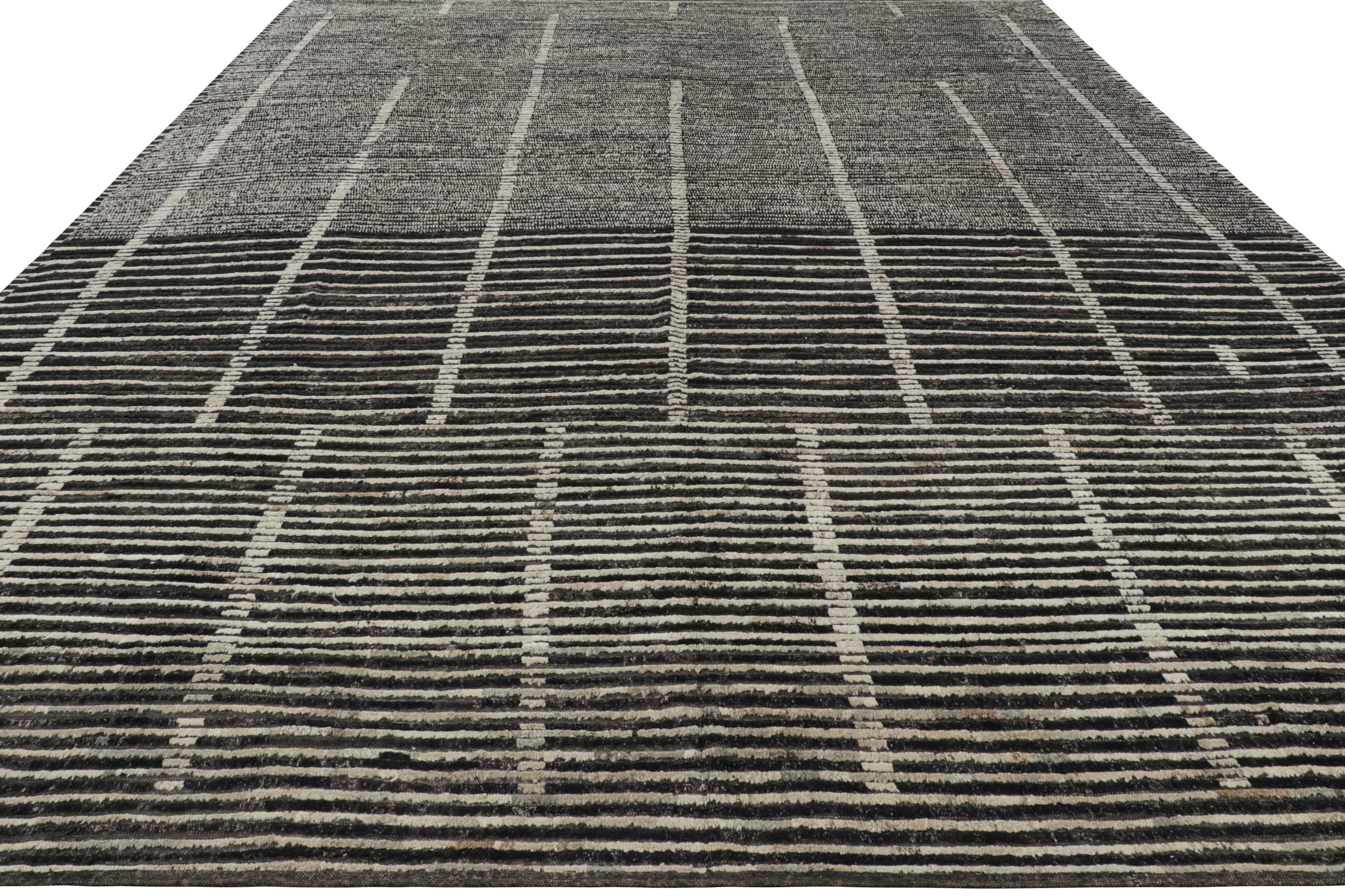 Rug & Kilim's übergroßer Kilim in schwarzen und weißen Streifen und geometrischen Mustern (Afghanisch) im Angebot