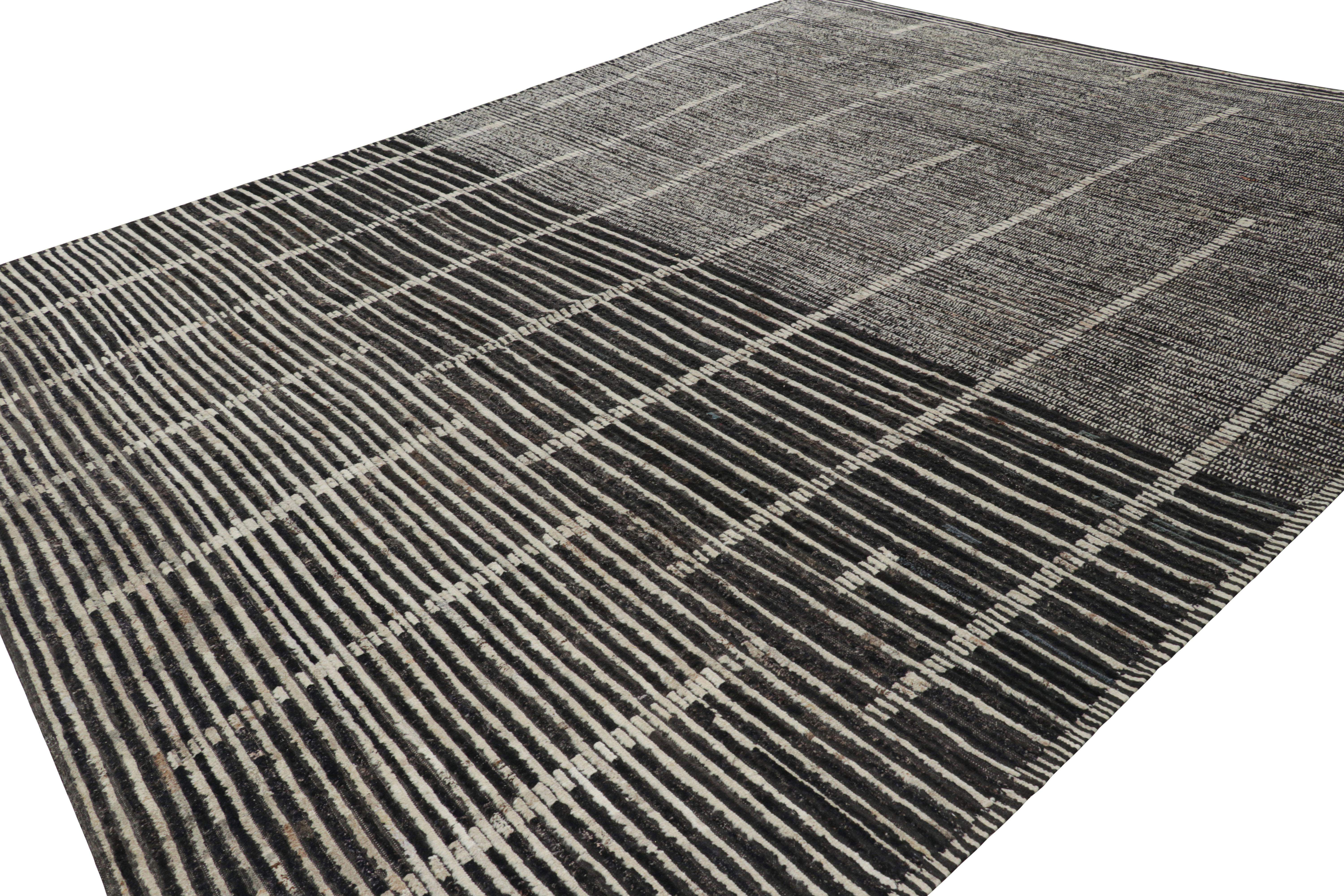 Rug & Kilim's übergroßer Kilim in schwarzen und weißen Streifen und geometrischen Mustern (Handgewebt) im Angebot