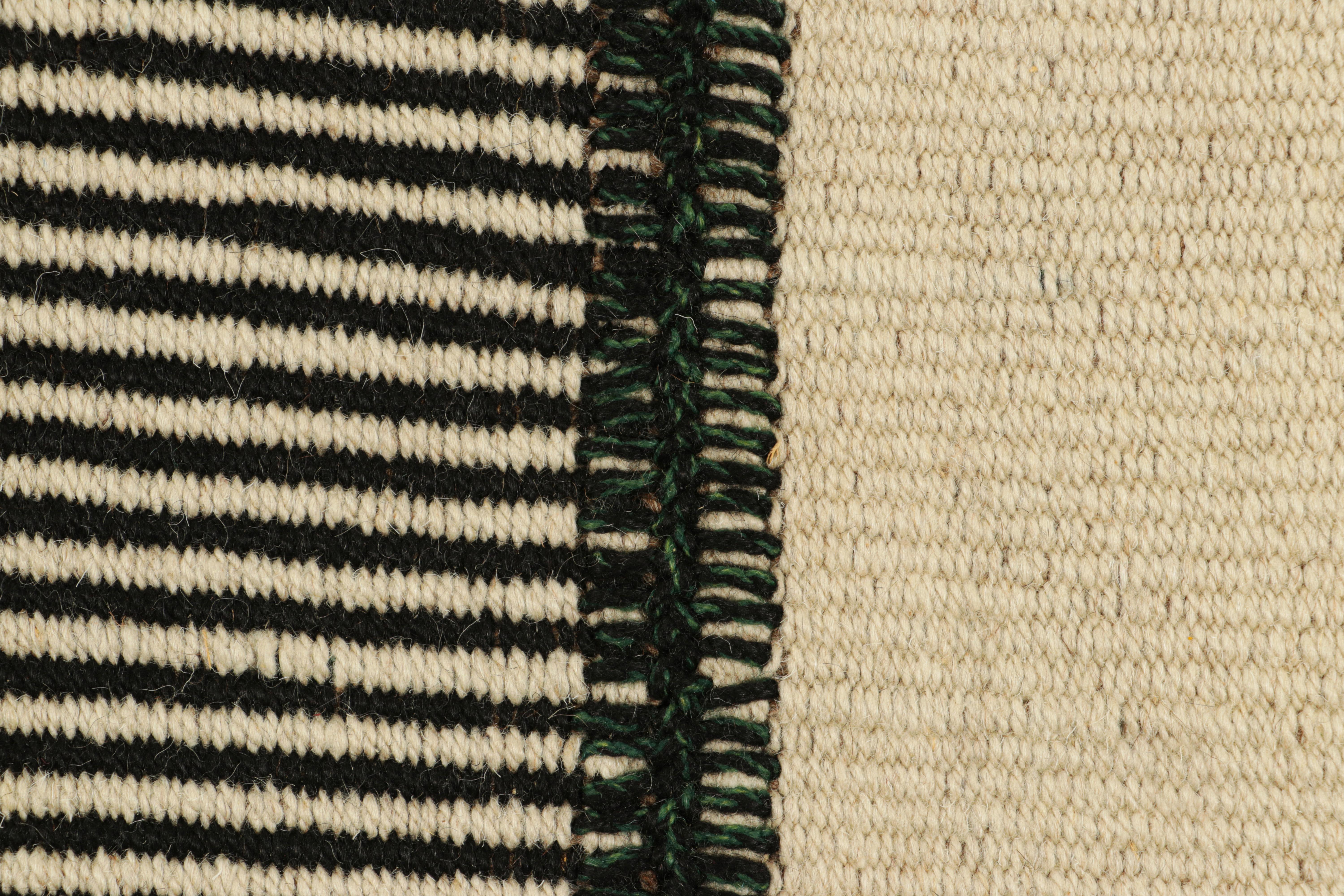 Moderne Rug & Kilim's Oversized Kilim in Cream White and Black Textural Stripes (Kilim surdimensionné avec des rayures texturales crème, blanches et noires) en vente