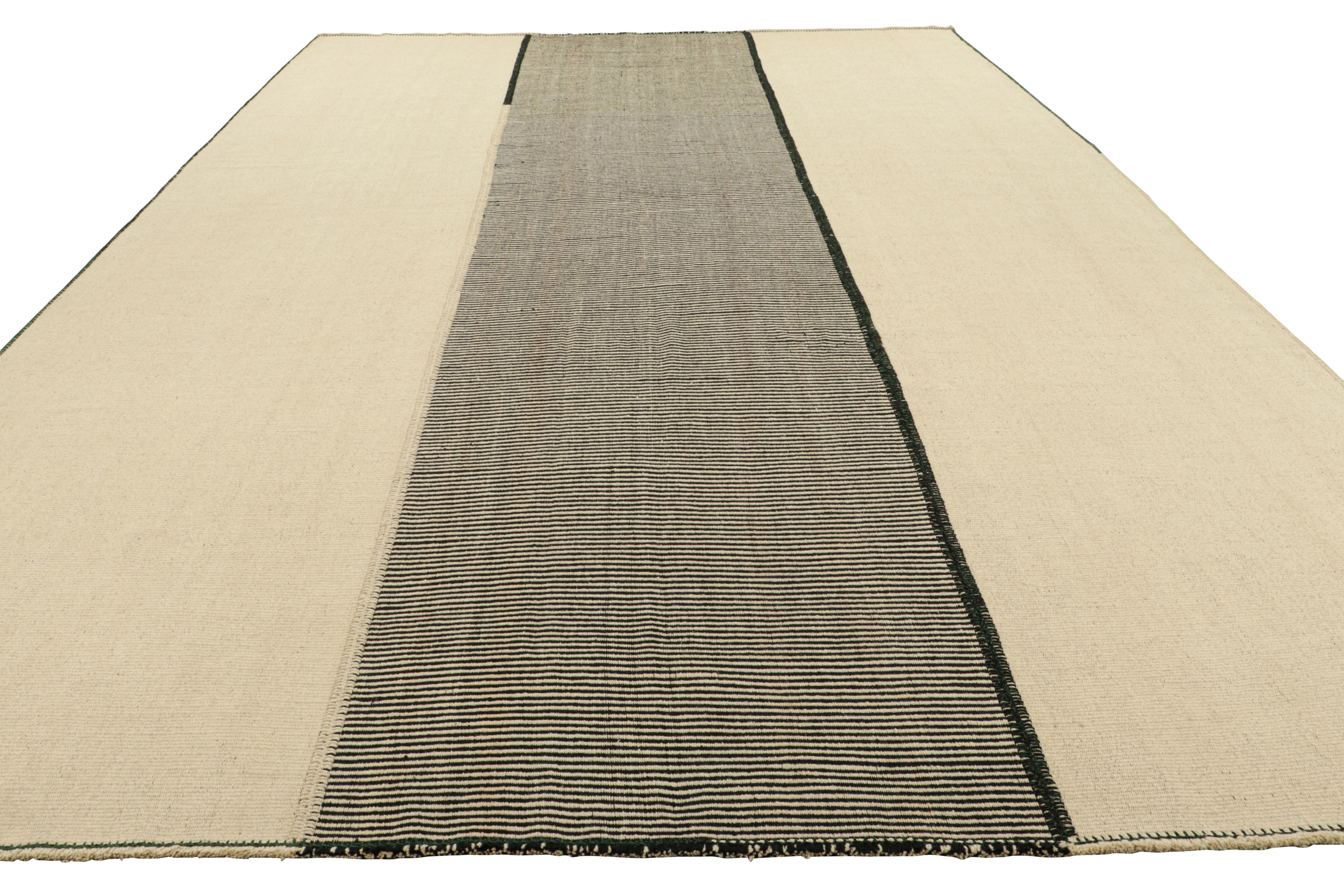Tissé à la main Rug & Kilim's Oversized Kilim in Cream White and Black Textural Stripes (Kilim surdimensionné avec des rayures texturales crème, blanches et noires) en vente