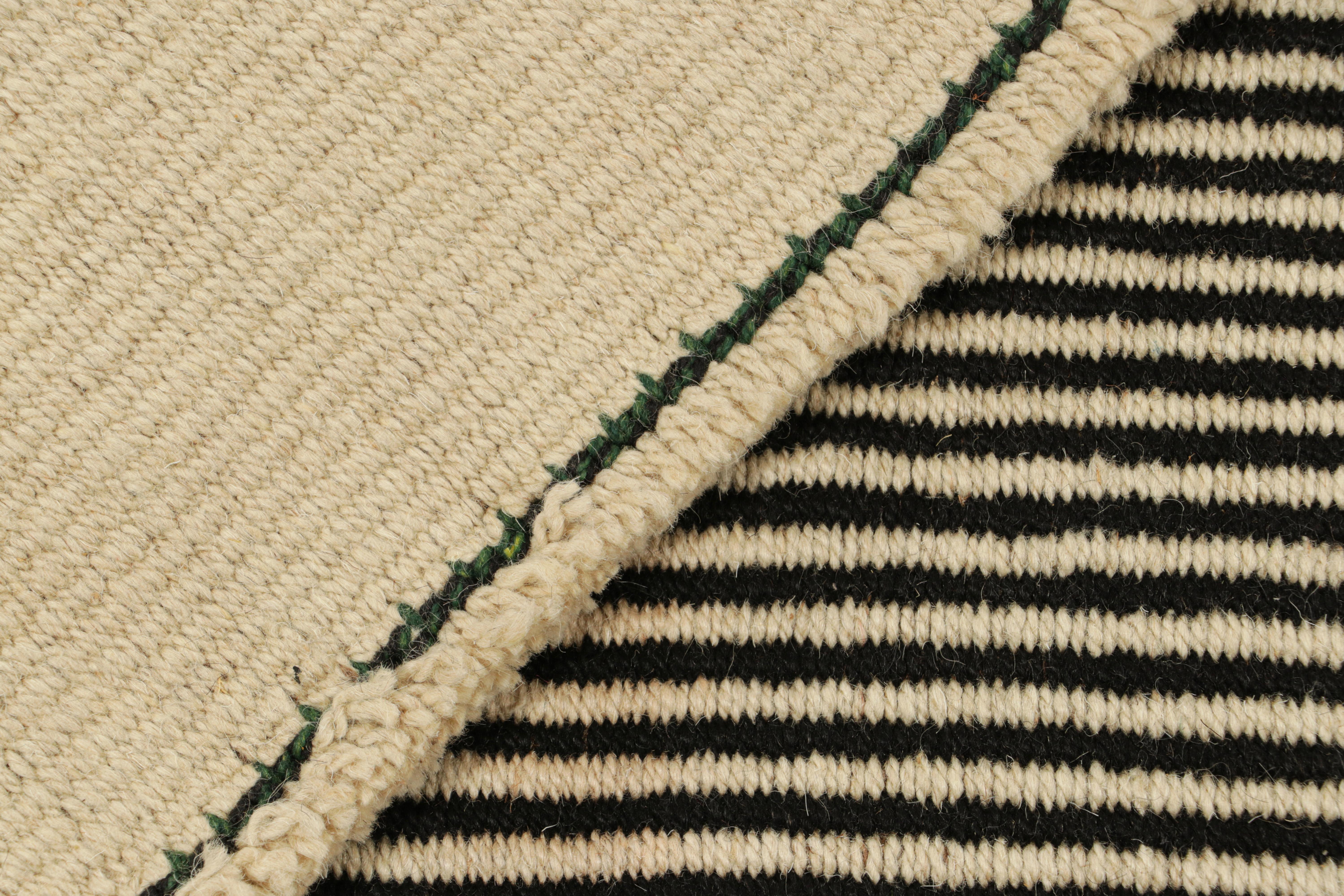 XXIe siècle et contemporain Rug & Kilim's Oversized Kilim in Cream White and Black Textural Stripes (Kilim surdimensionné avec des rayures texturales crème, blanches et noires) en vente