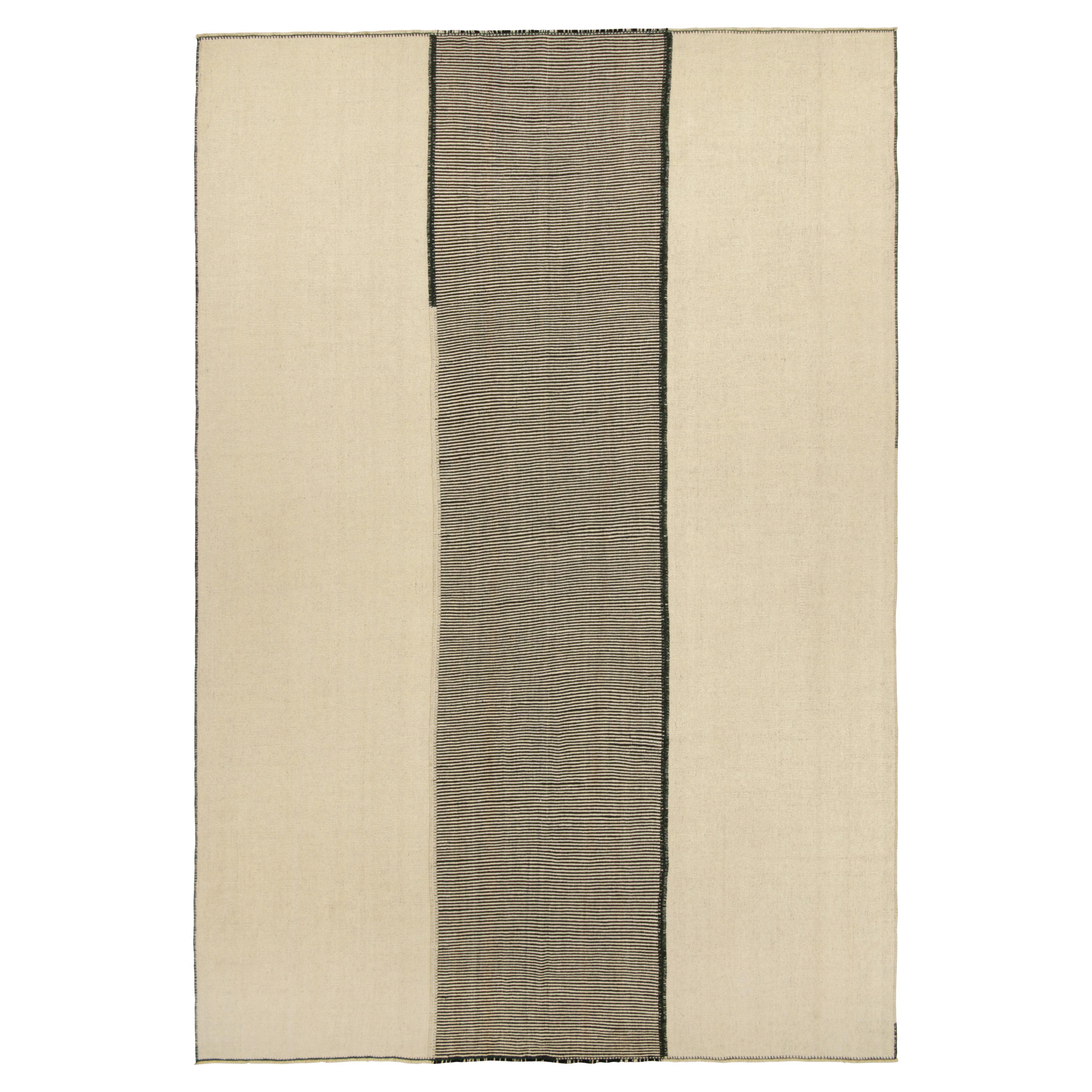 Rug & Kilim's Oversized Kilim in Cream White and Black Textural Stripes (Kilim surdimensionné avec des rayures texturales crème, blanches et noires)