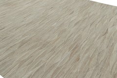 Rug & Kilim's übergroßer Kilim-Teppich mit gedämpften Mustern in beige-braunen Streifen