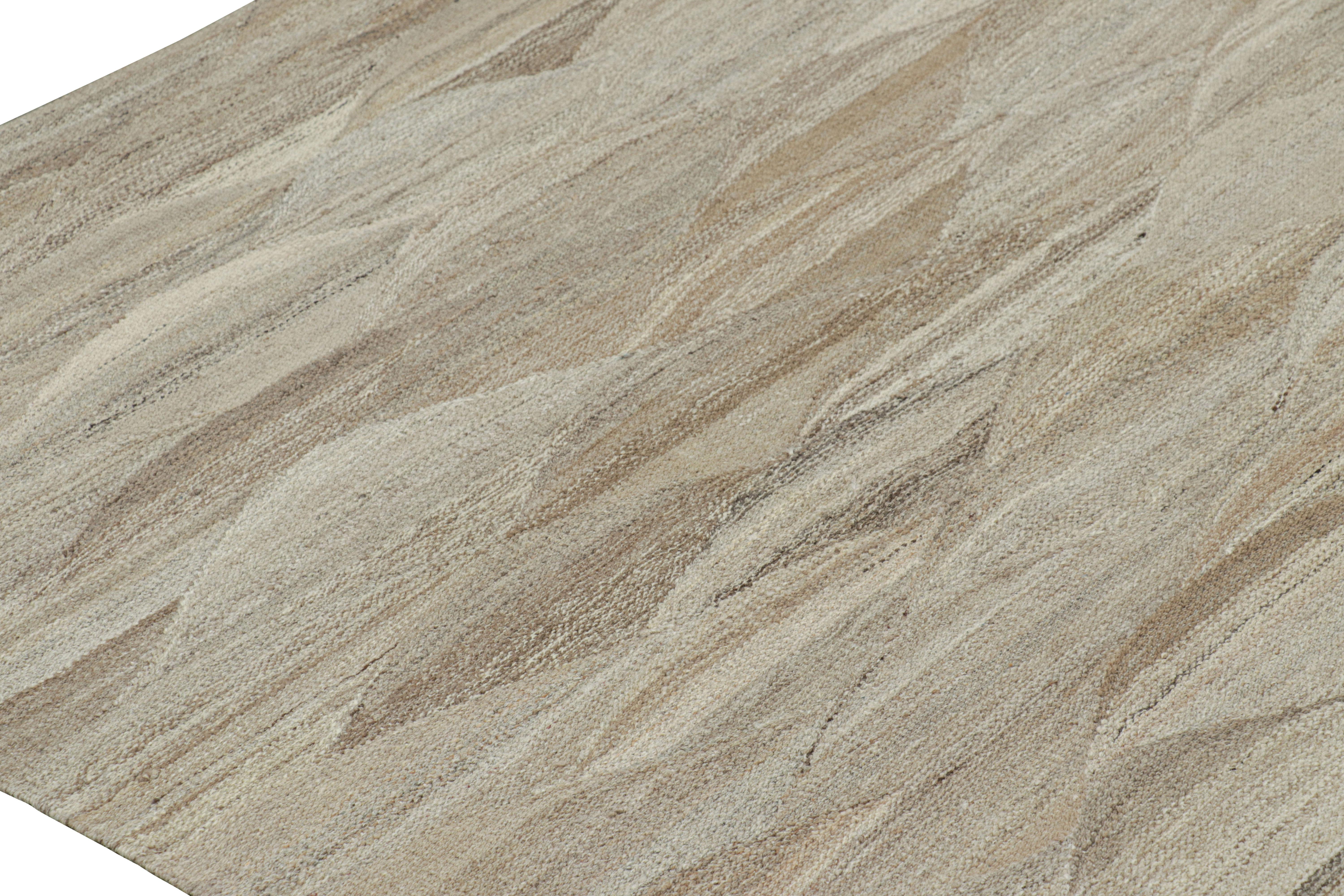 Moderno Rug & Kilim è un tappeto Kilim sovradimensionato con motivi attenuati in striature beige-marroni. in vendita