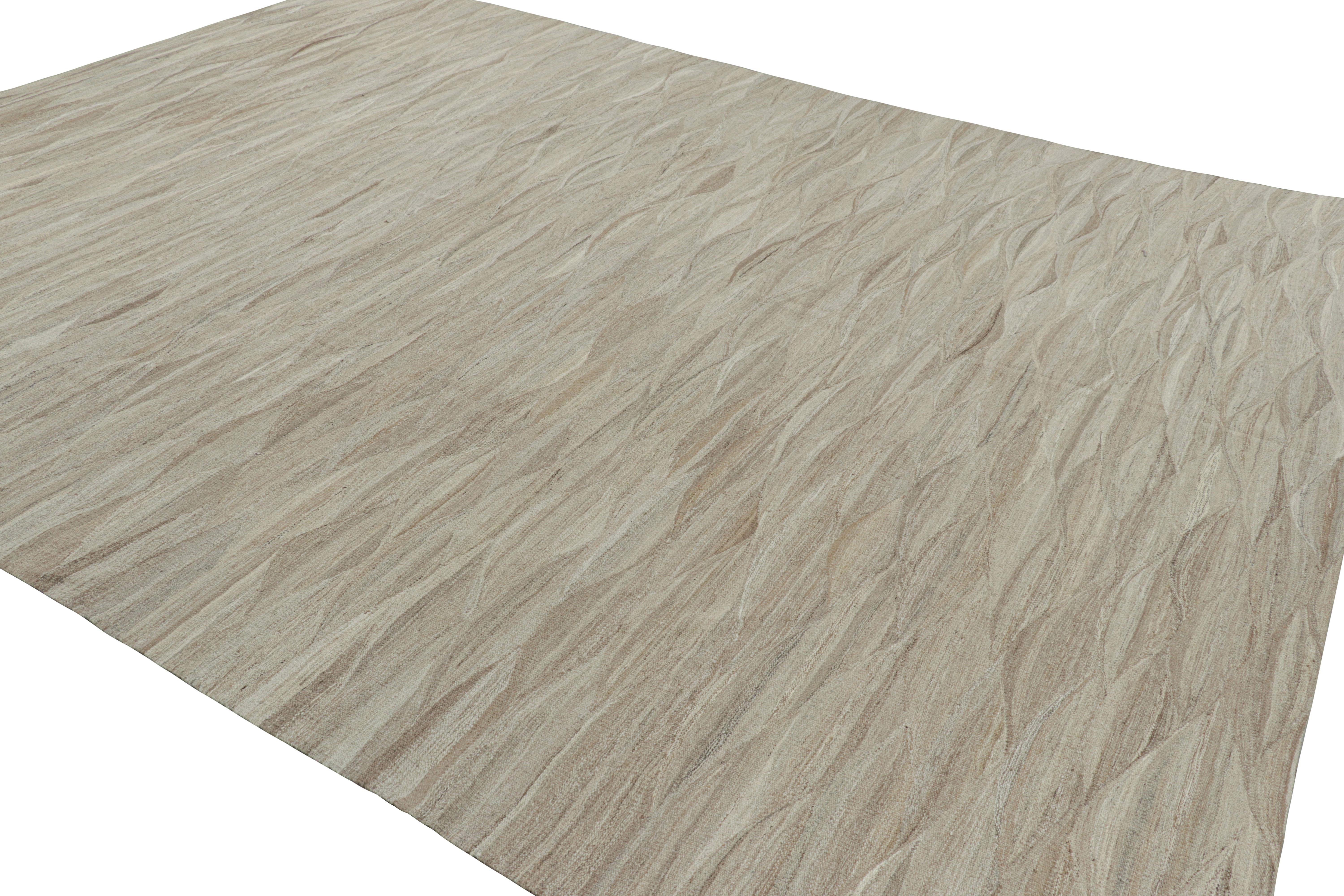 Afghano Rug & Kilim è un tappeto Kilim sovradimensionato con motivi attenuati in striature beige-marroni. in vendita