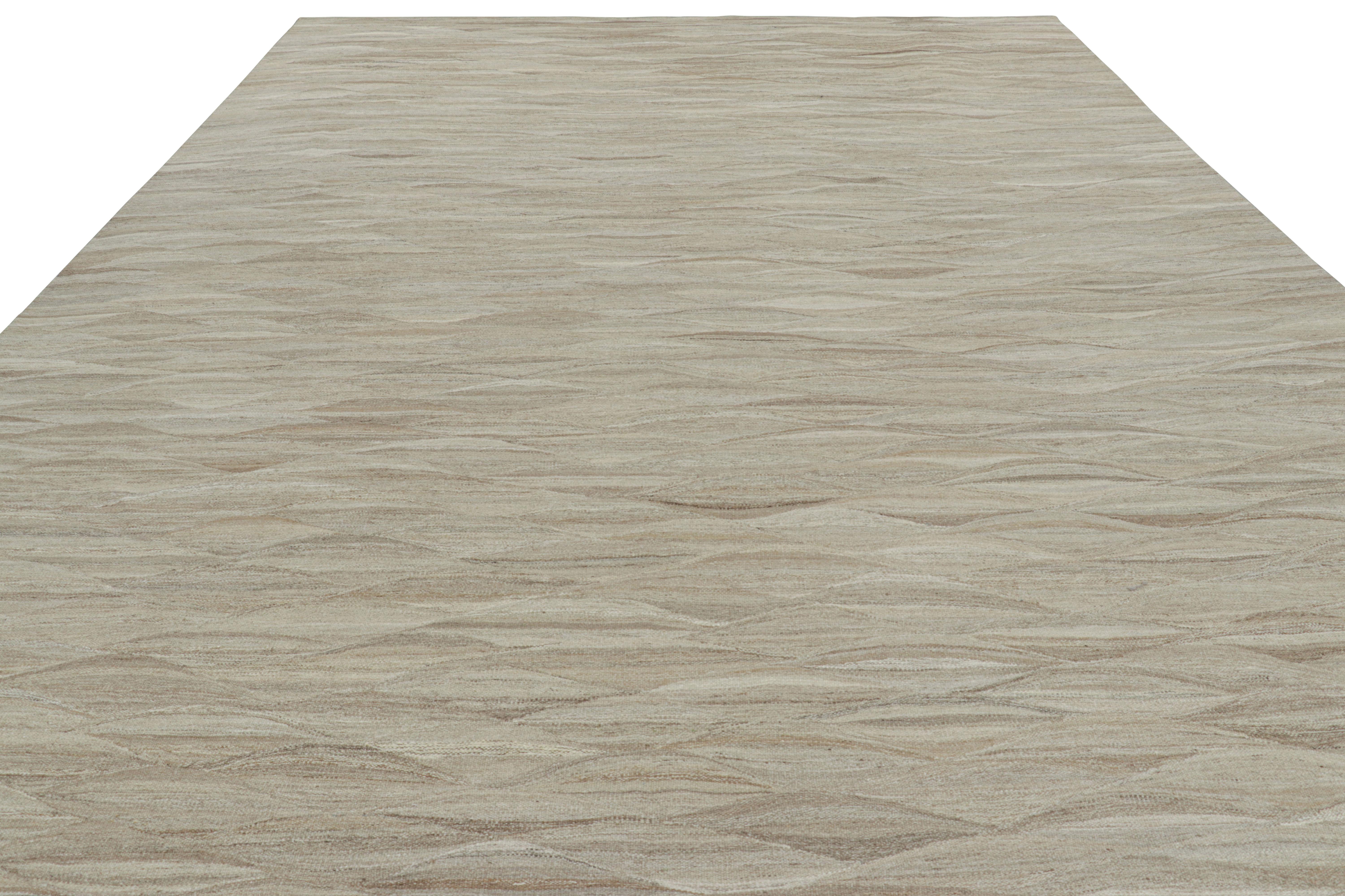 Tessuto a mano Rug & Kilim è un tappeto Kilim sovradimensionato con motivi attenuati in striature beige-marroni. in vendita