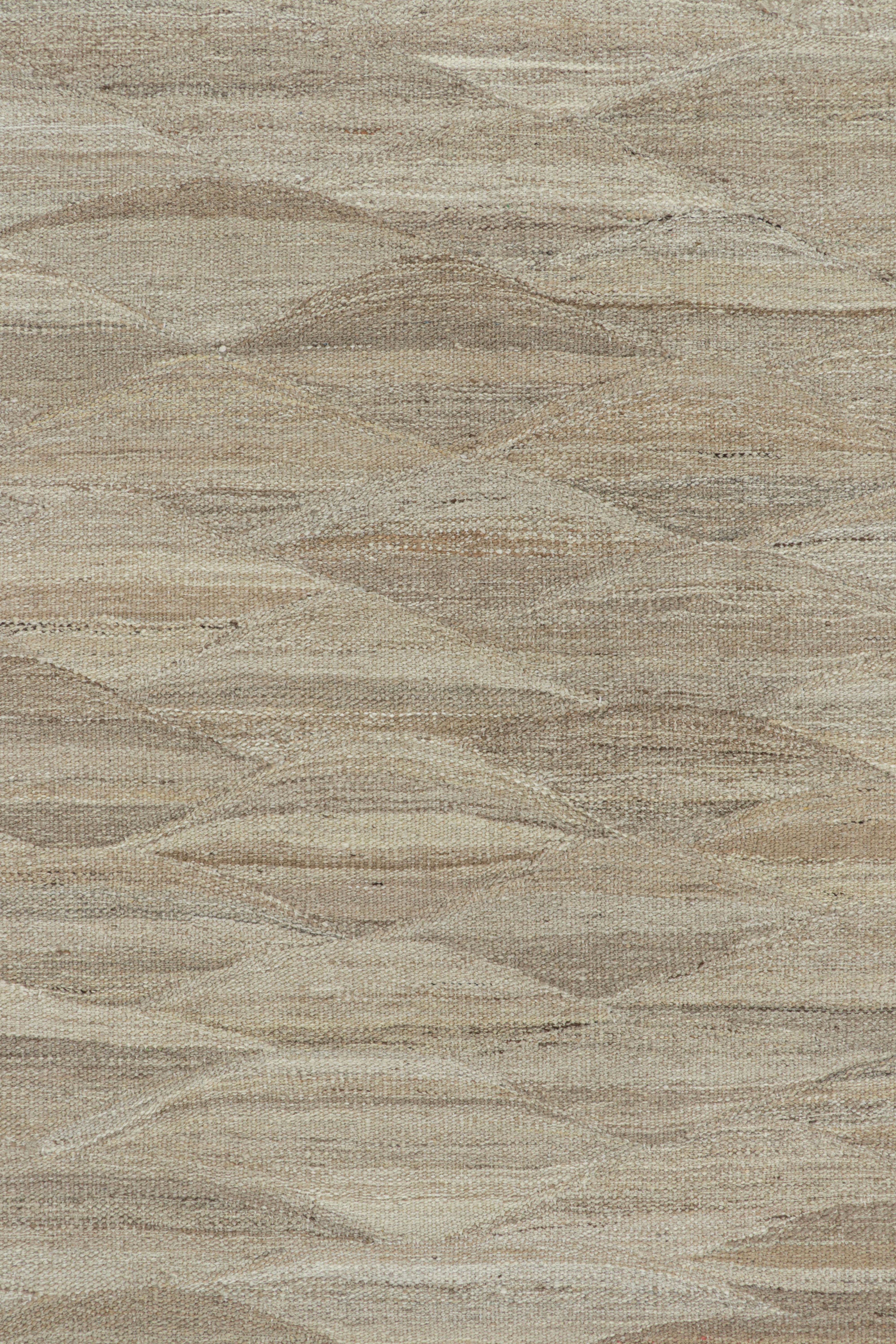 Rug & Kilim è un tappeto Kilim sovradimensionato con motivi attenuati in striature beige-marroni. In condizioni Nuovo in vendita a Long Island City, NY