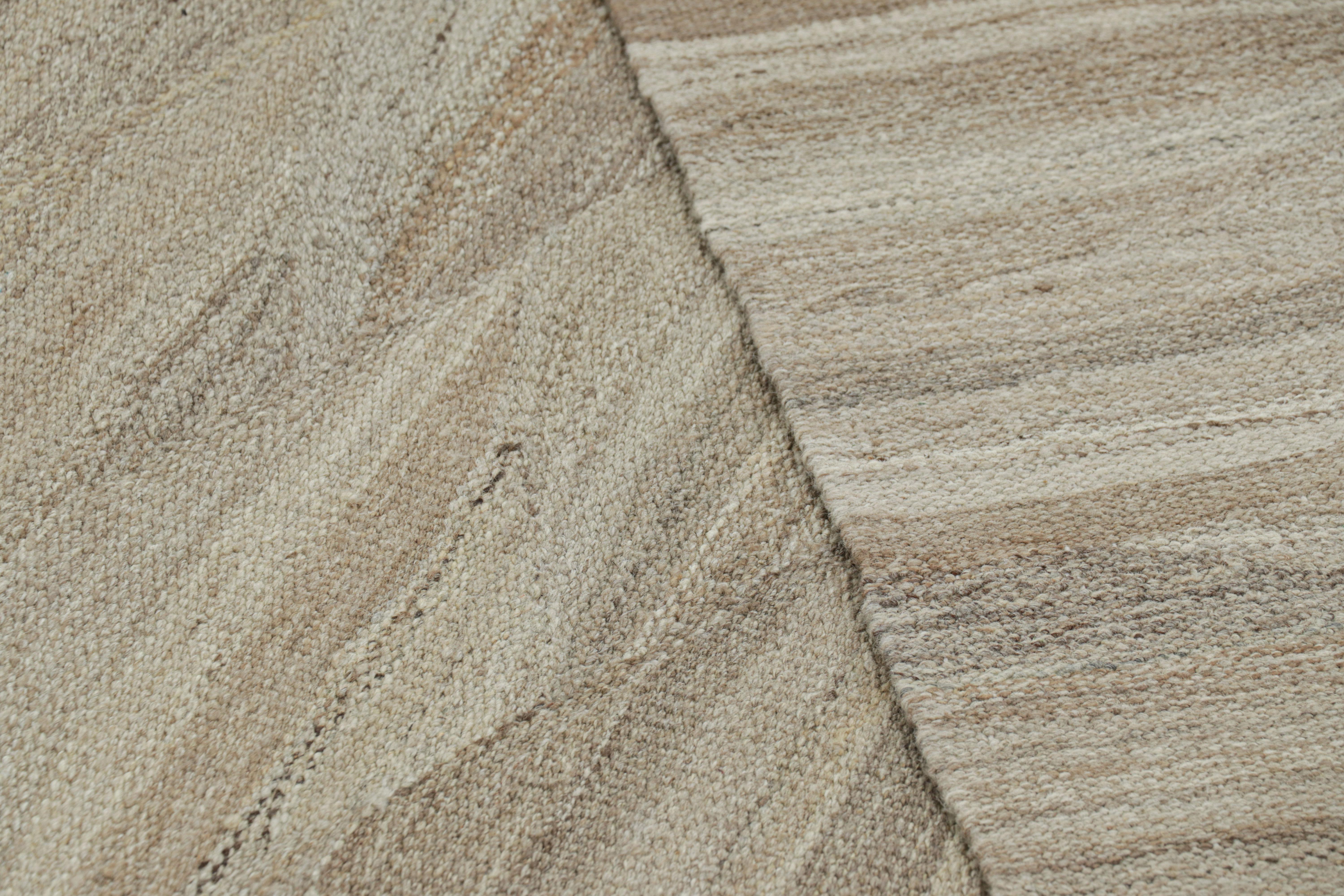 XXI secolo e contemporaneo Rug & Kilim è un tappeto Kilim sovradimensionato con motivi attenuati in striature beige-marroni. in vendita