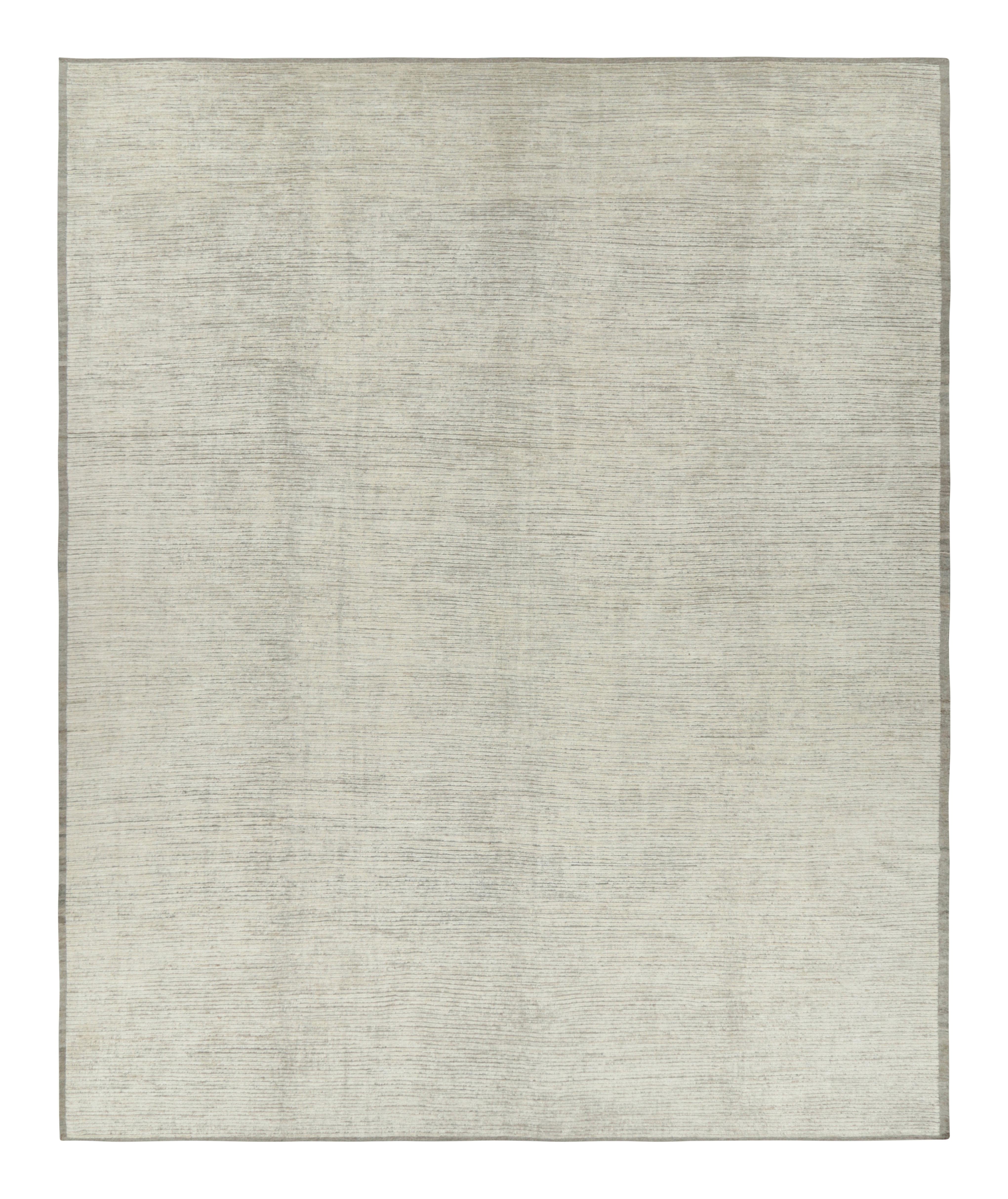 Tessuto a mano in lana, questo Kilim contemporaneo 14x16 oversize è un'interessante aggiunta alle collezioni di tappeti Kilim & Flat Weave e Textural di Rug & Kilim. Questa linea particolare presenta tappeti con un gioco di vello e trama piatta, con