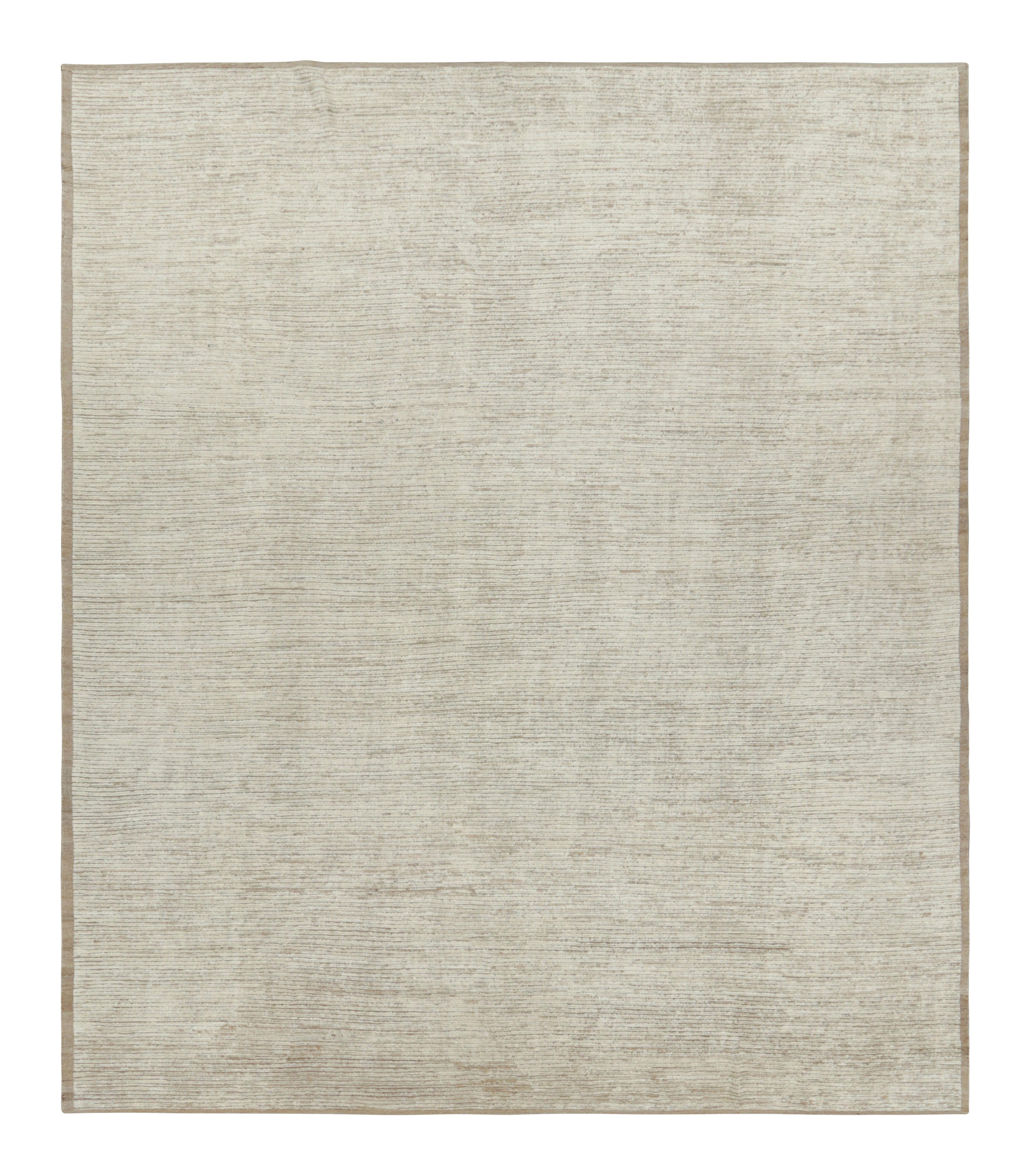 Tessuto a mano in lana, questo Kilim contemporaneo 12x15 oversize è un'entusiasmante aggiunta alle collezioni di tappeti Kilim & Flat Weave e Textural di Rug & Kilim. Questa linea particolare presenta tappeti con un gioco di vello e trama piatta,