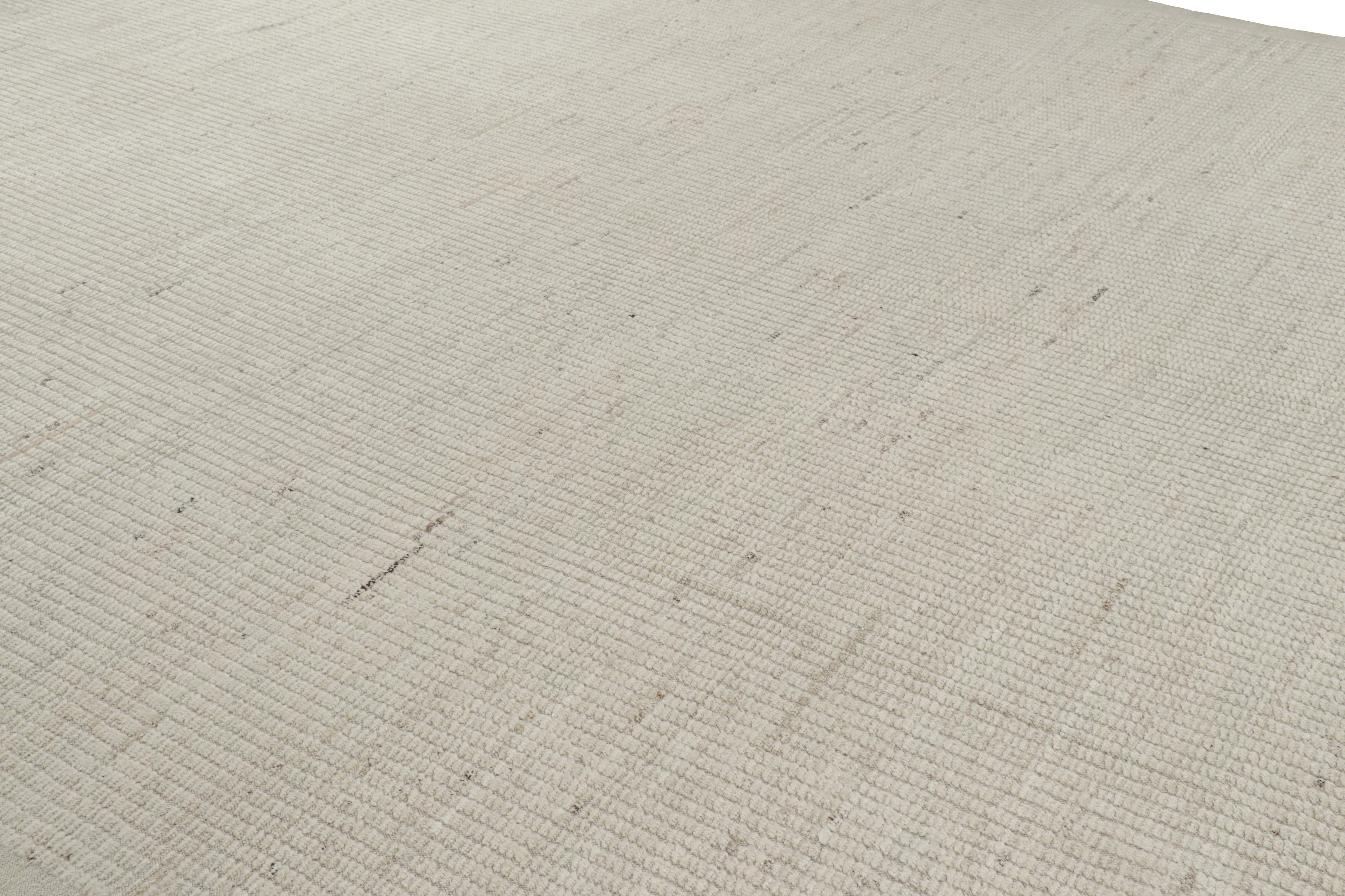 Moderno Rug & Kilim è un kilim sovradimensionato con strisce e striature testuali beige e bianche. in vendita