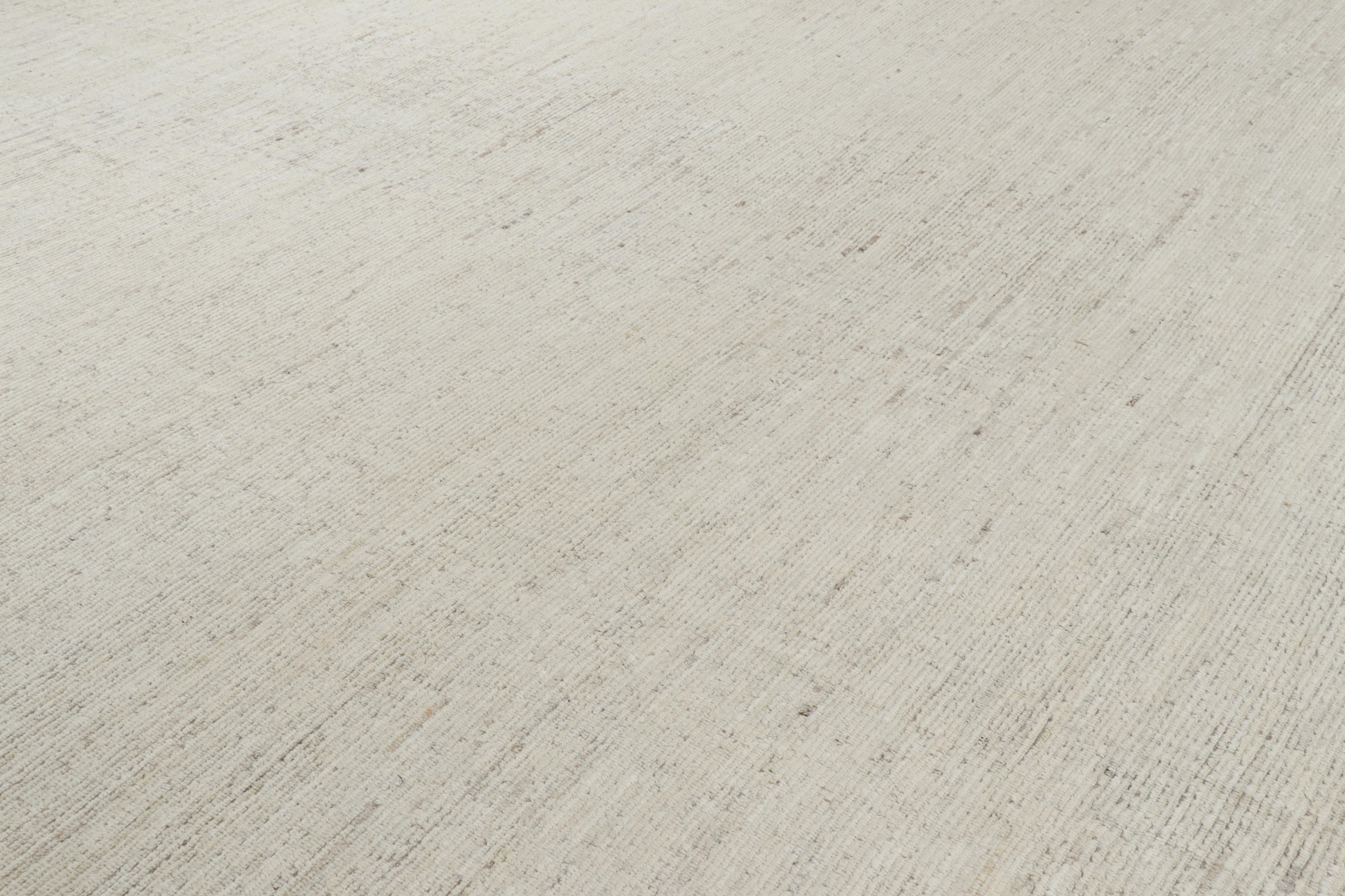 Moderno Rug & Kilim è un kilim sovradimensionato con strisce e striature testuali beige e bianche. in vendita