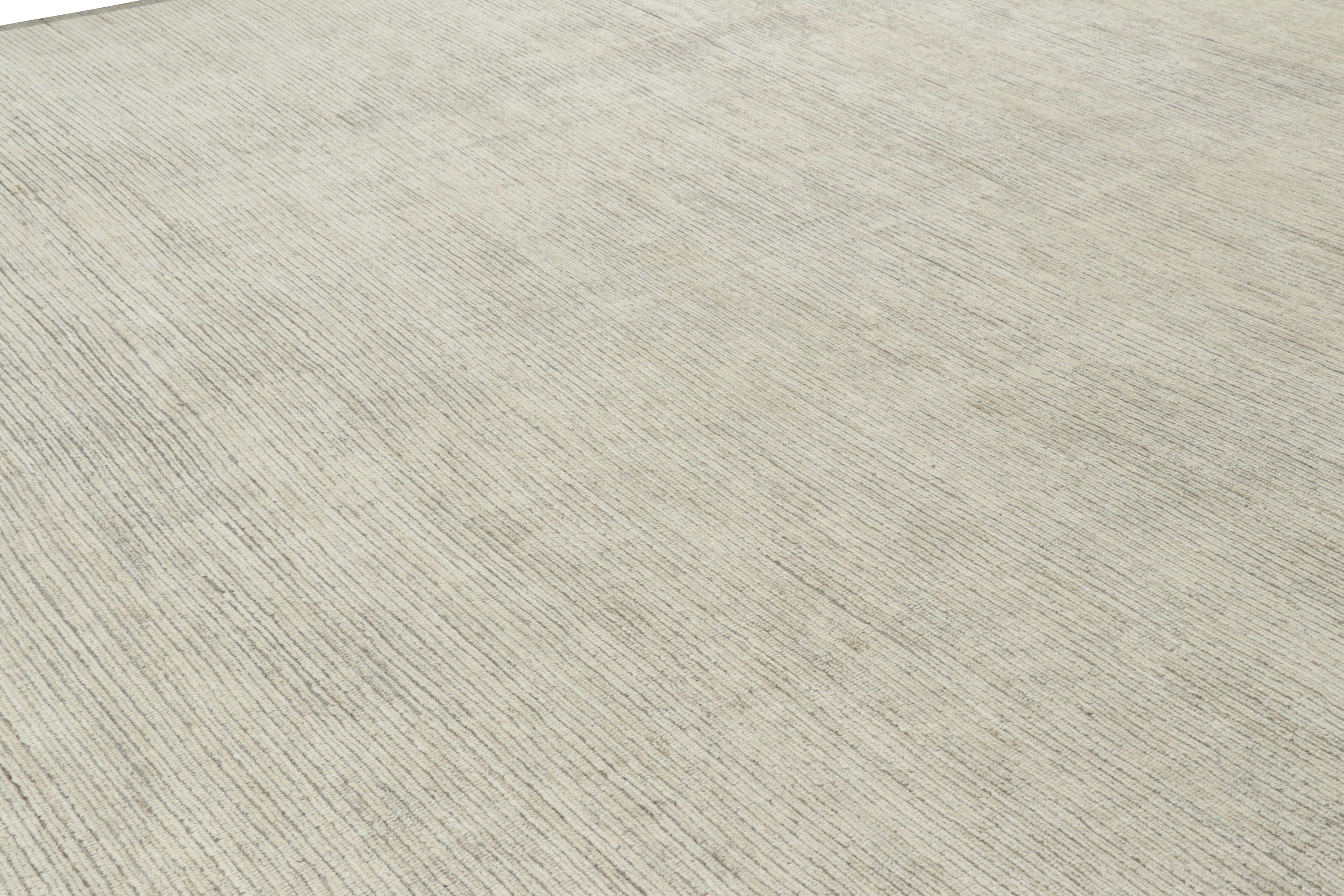 Moderno Rug & Kilim è un kilim sovradimensionato con strisce e striature testuali beige e bianche. in vendita