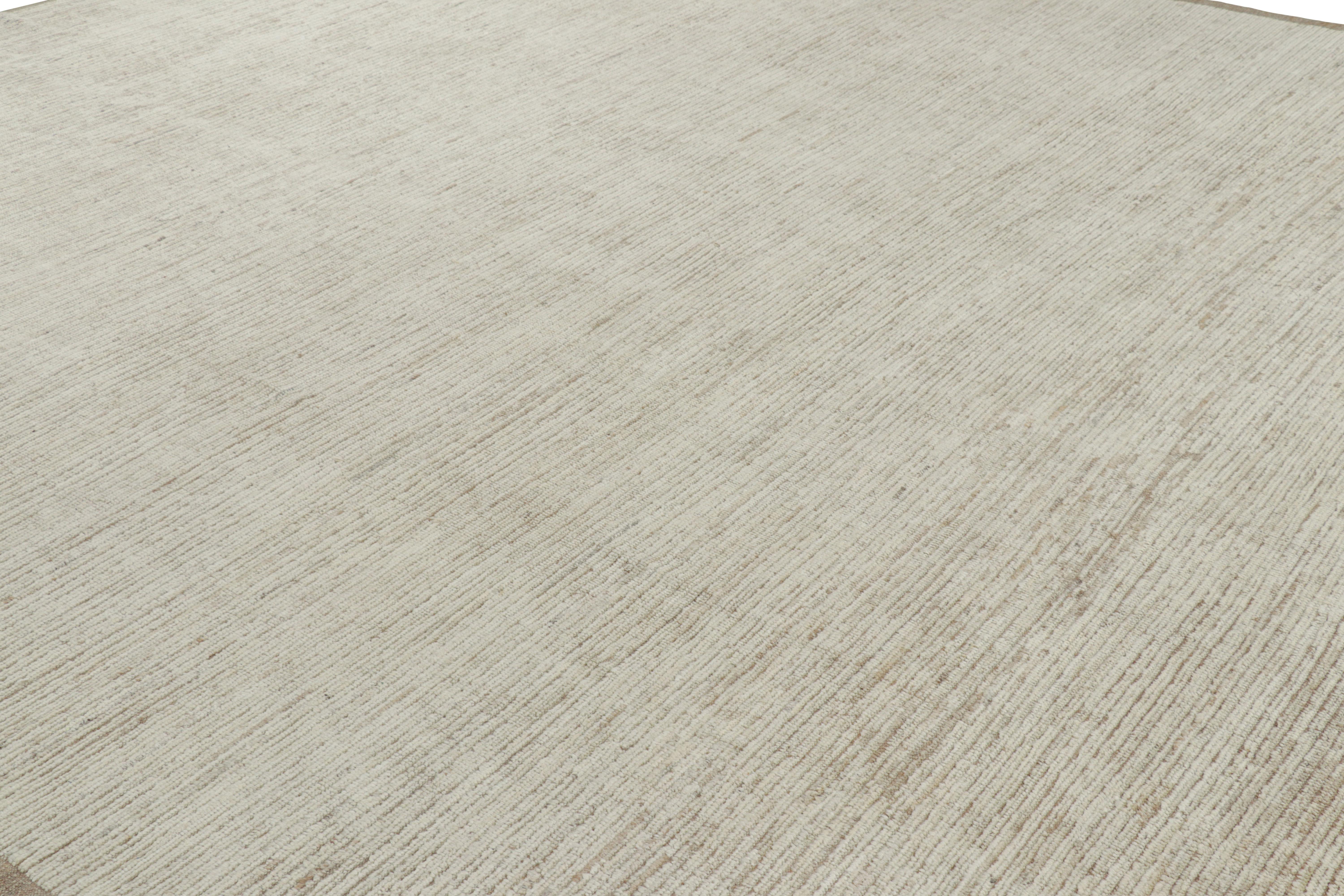 Moderno Rug & Kilim è un kilim sovradimensionato con strisce e striature testuali beige e bianche. in vendita