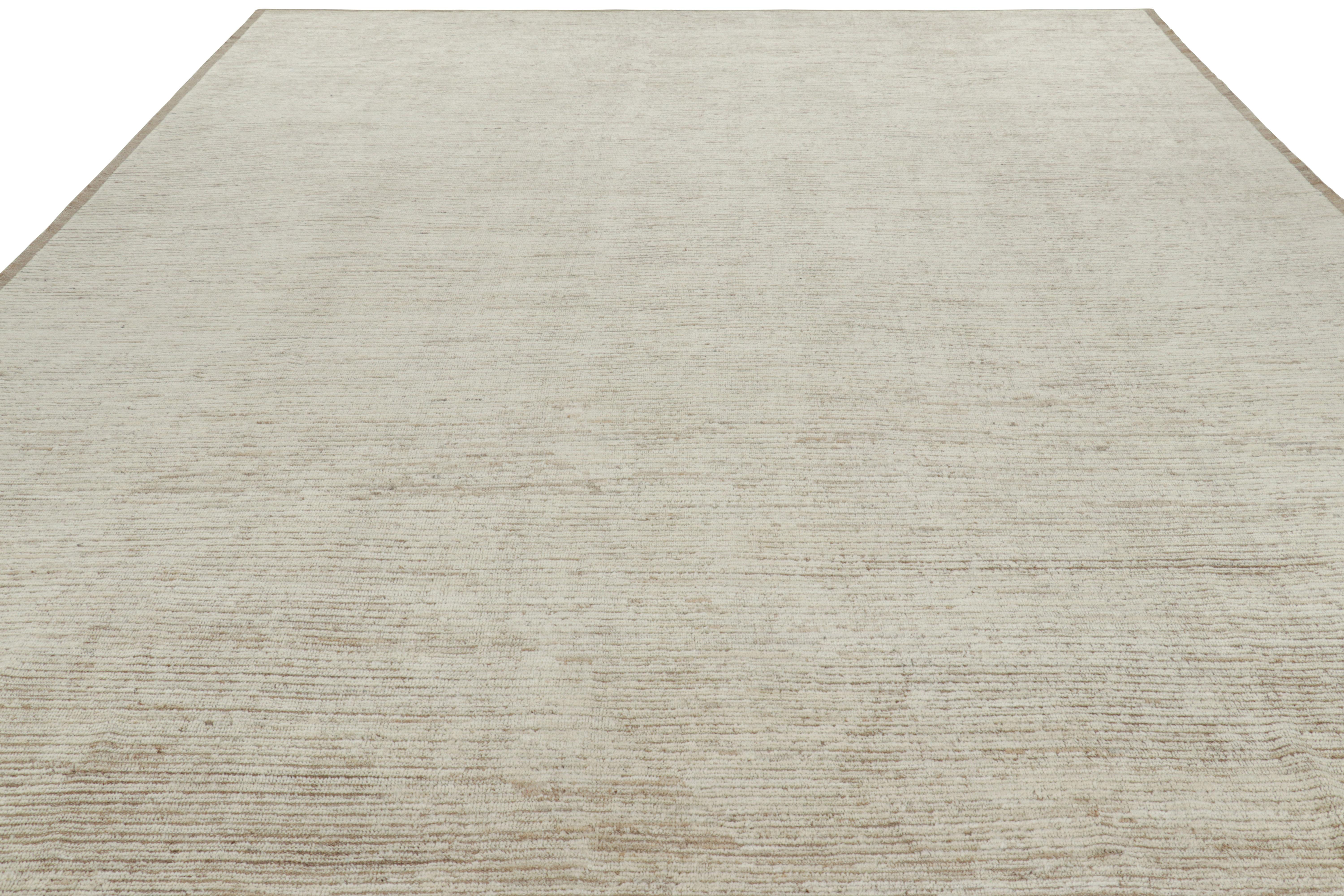 Moderne Rug & Kilim's Oversized Kilim with Beige and White Textural Stripes and Striae (Kilim surdimensionné avec des bandes et des rayures texturales beiges et blanches) en vente